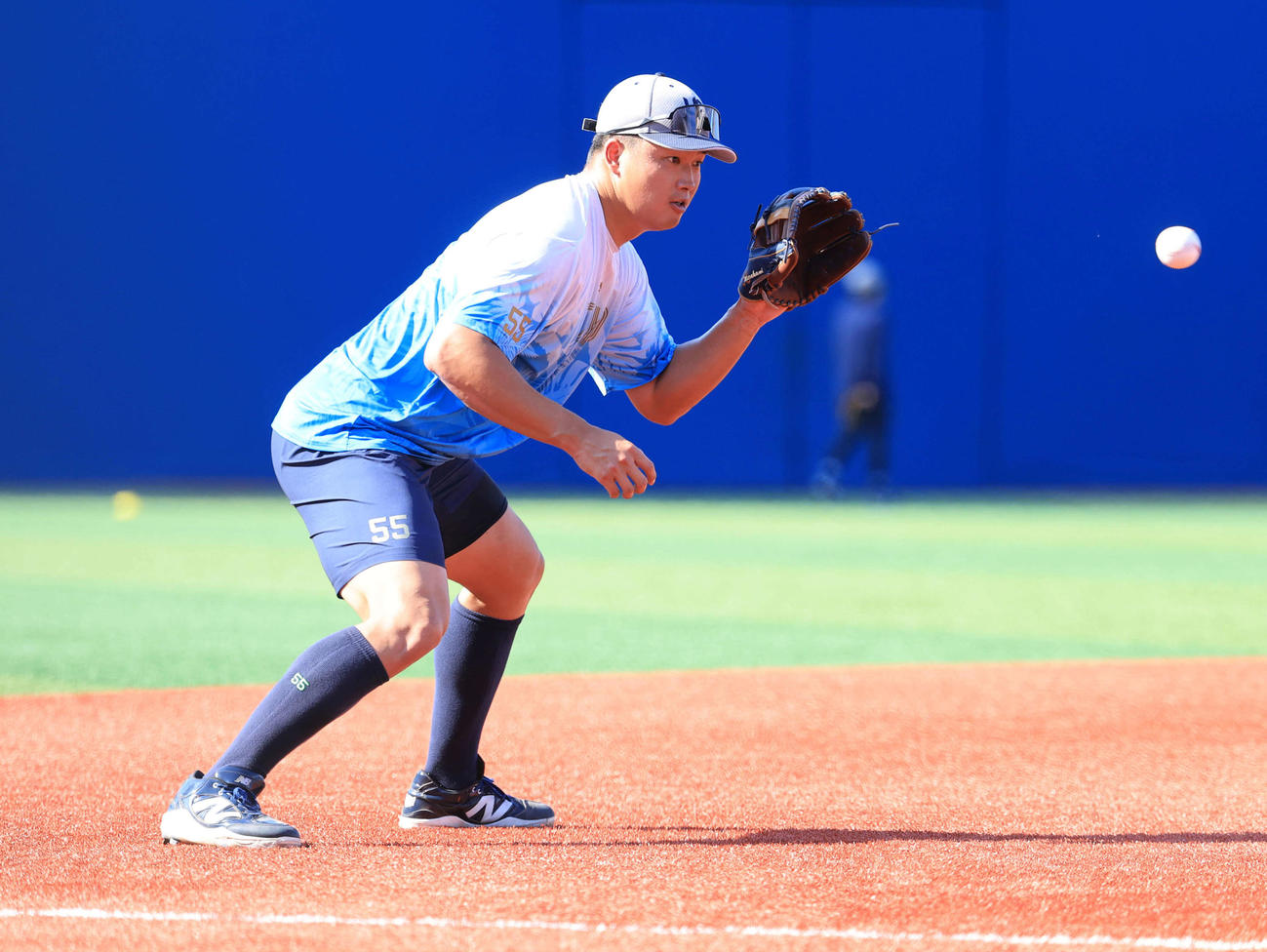 DeNA対ヤクルト　1軍合流したヤクルト村上は三塁ノックを受ける（撮影・浅見桂子）