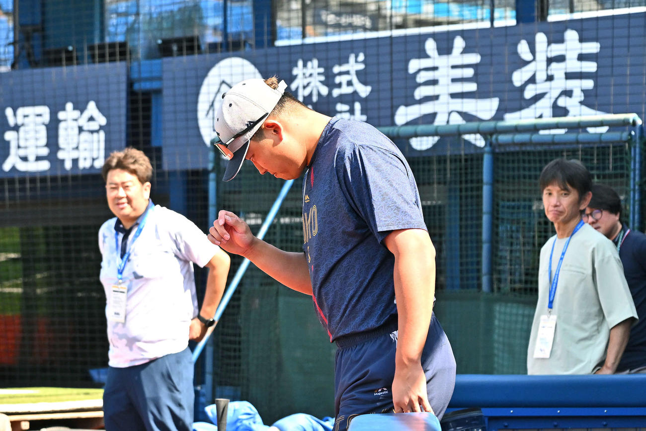 DeNA対ヤクルト　1軍に合流したヤクルト村上は試合前練習で一礼してグラウンドに入る（撮影・滝沢徹郎）　