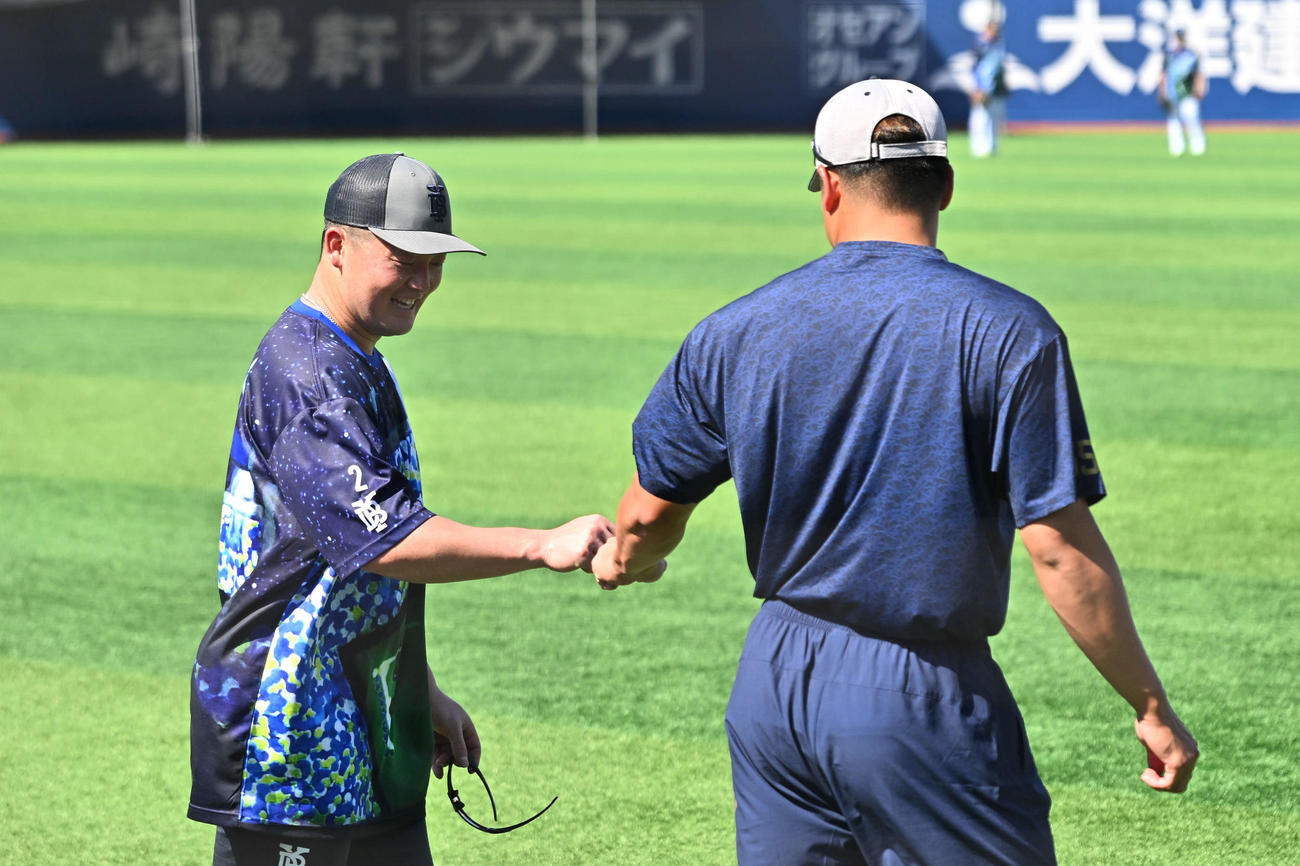 DeNA対ヤクルト　試合前練習で1軍に合流したヤクルト村上（右）はDeNA牧とタッチを交わす（撮影・滝沢徹郎）　