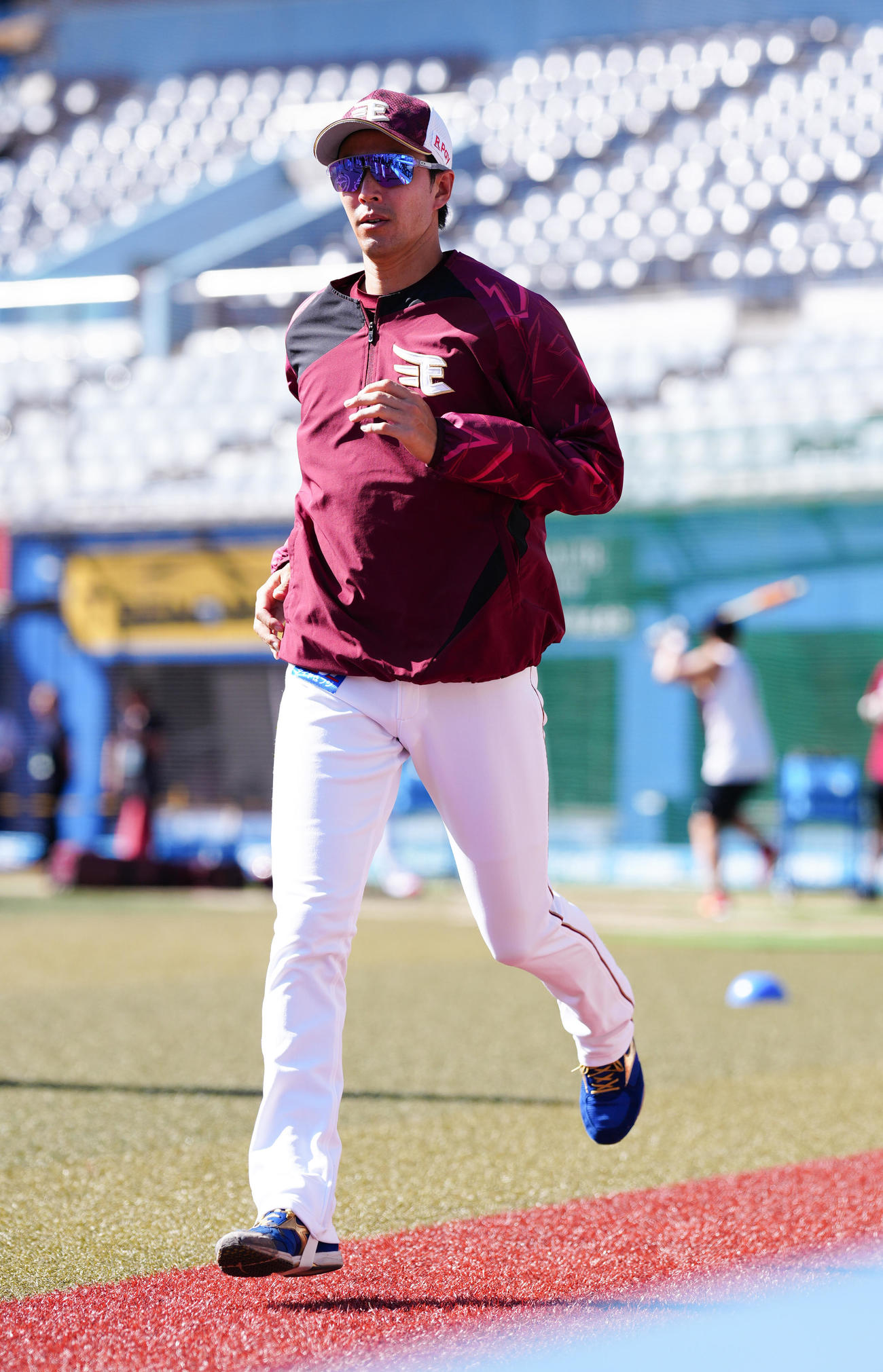 ロッテ対楽天　試合前練習で汗を流す楽天岸（撮影・鈴木みどり）