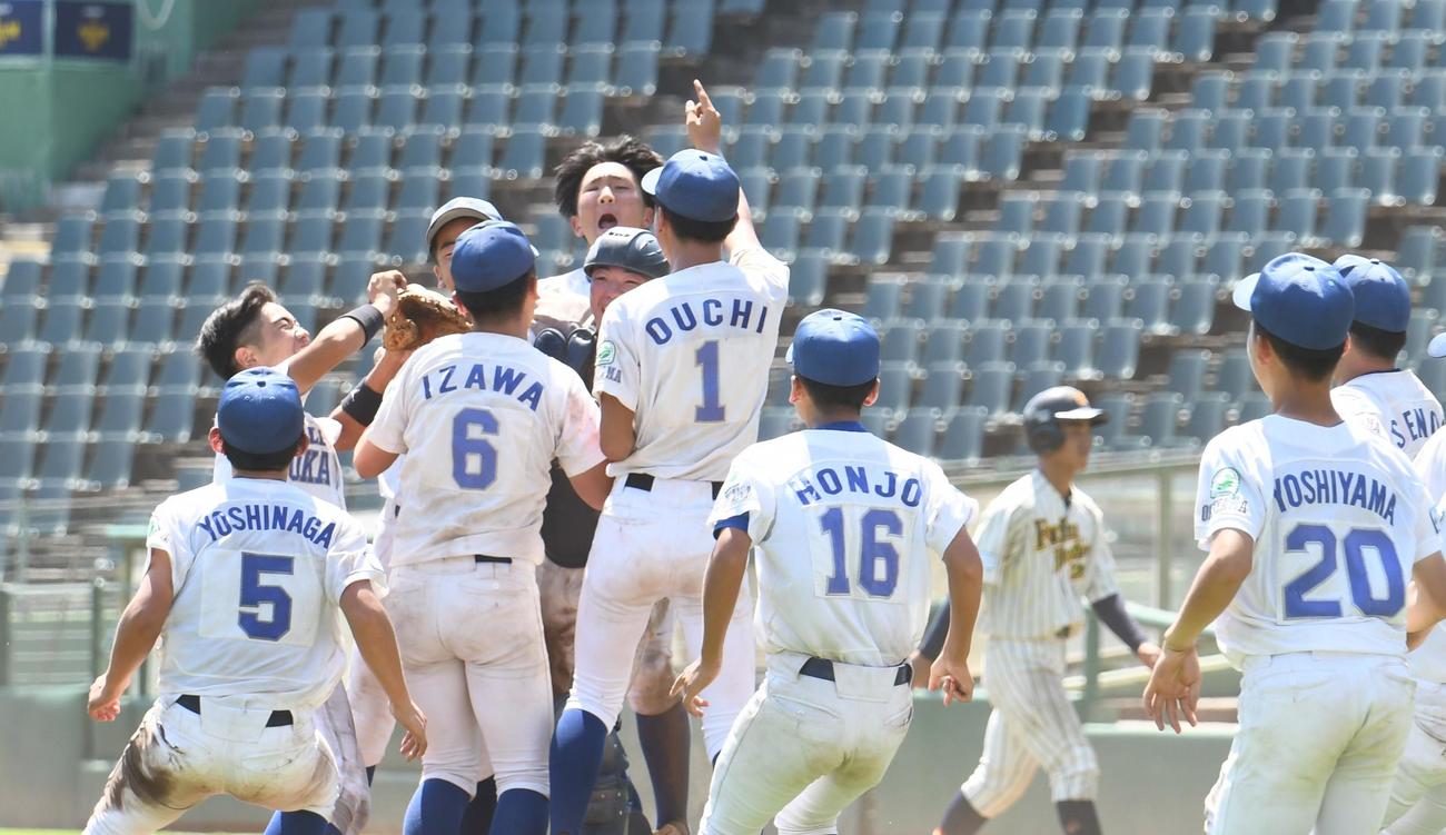 18年ぶり優勝のオール岡山の選手たちは、ほっともっとスタジアムのマウンドで歓喜の輪を作った（撮影・久我悟）