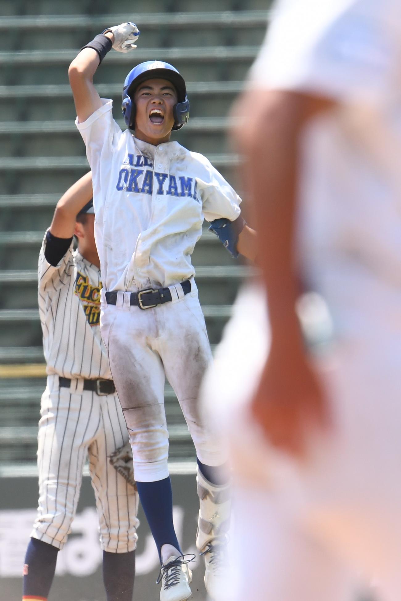3回裏に適時二塁打を放ったオール岡山の田中は大きくジャンプ（撮影・久我悟）