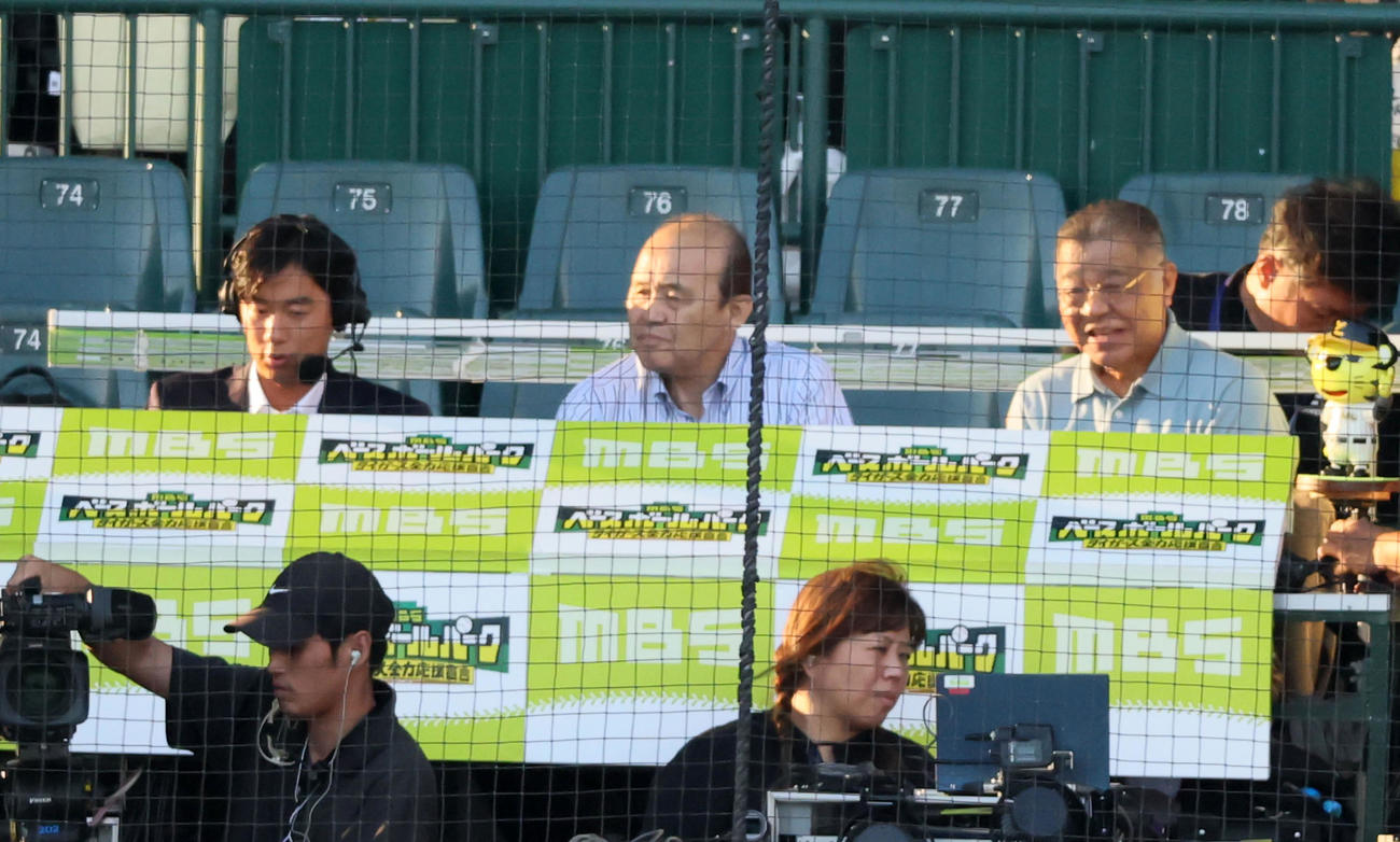 阪神対広島　テレビ解説する岡田オーナー付顧問（中央）、掛布氏（撮影・加藤哉）