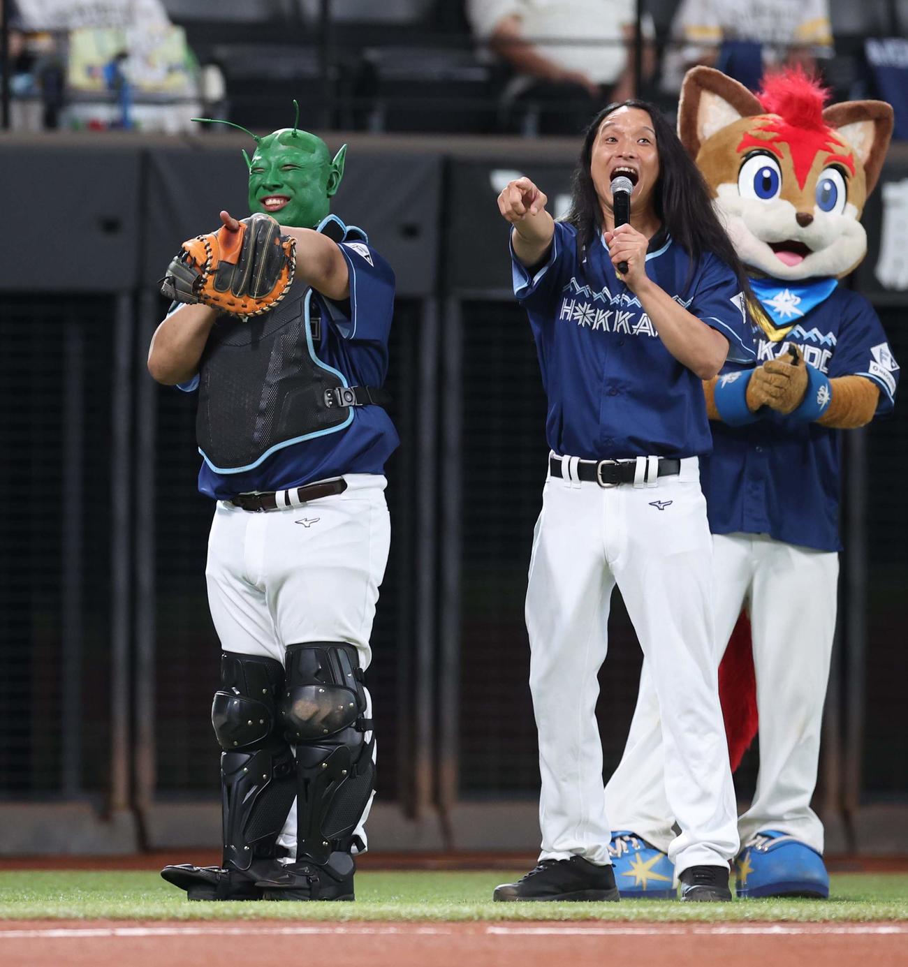 日本ハム対ソフトバンク　ファーストピッチセレモニーに登場のトム・ブラウン（撮影・黒川智章）