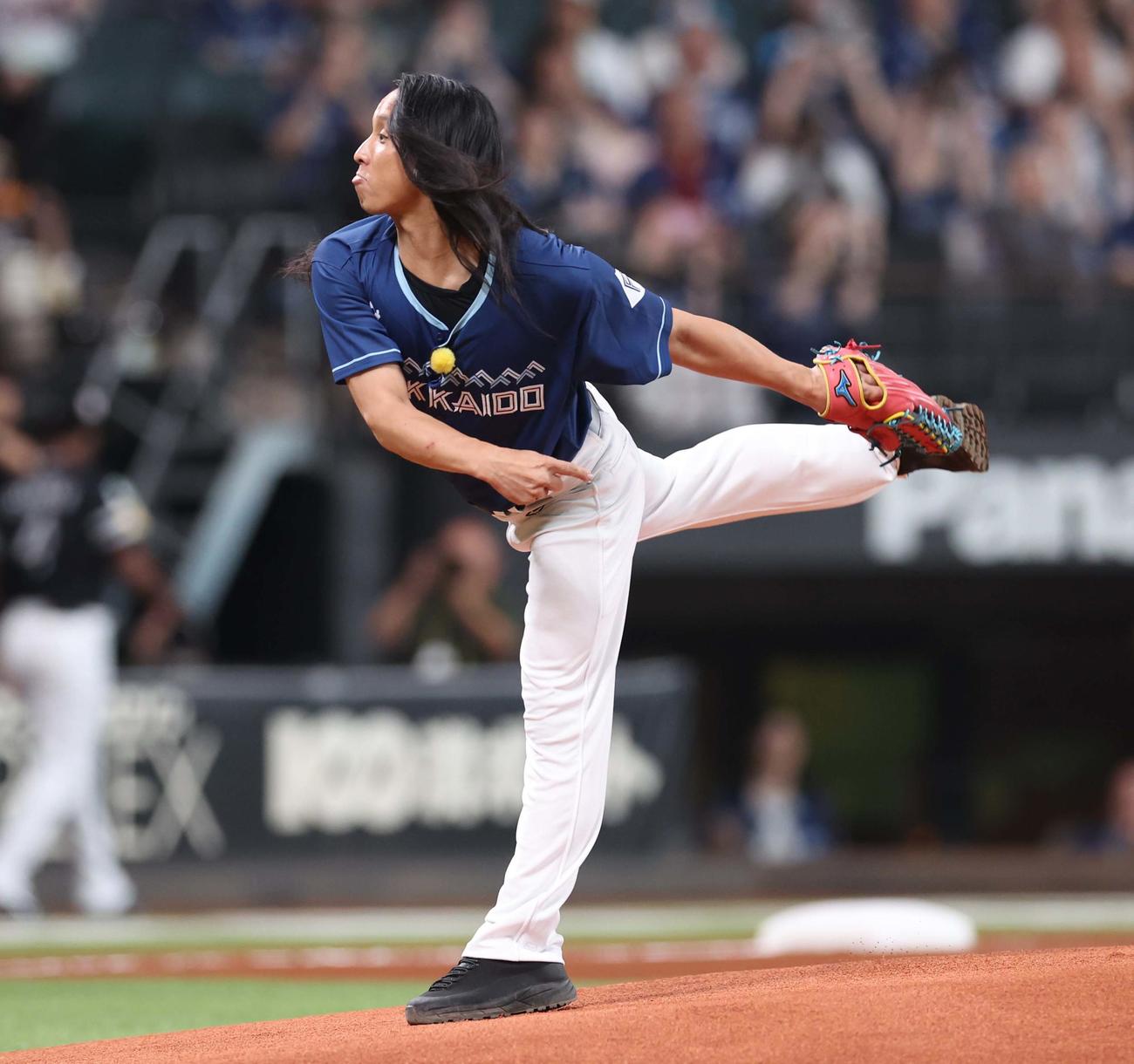 日本ハム対ソフトバンク　ファーストピッチセレモニーで投球するトム・ブラウンの布川（撮影・黒川智章）
