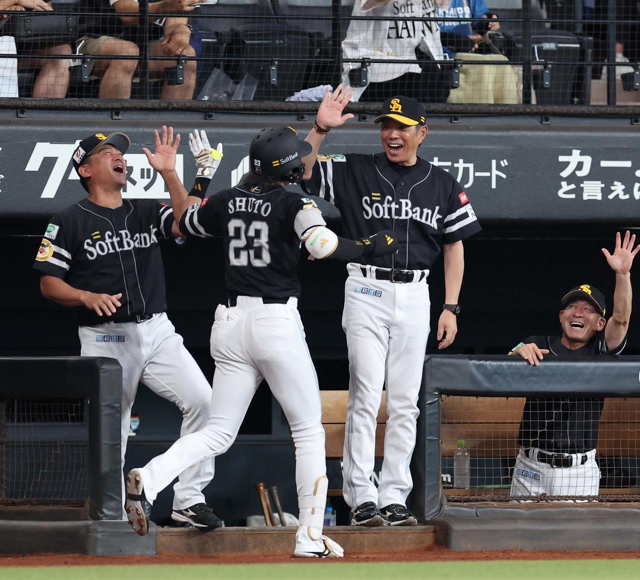 日本ハム対ソフトバンク　1回表、本塁打を放った周東を出迎える小久保監督（撮影・黒川智章）