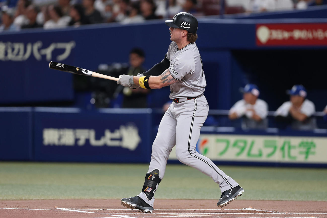中日対巨人　1回表巨人1死一、二塁、先制の右越え3点本塁打を放つキャベッジ（撮影・前田充）