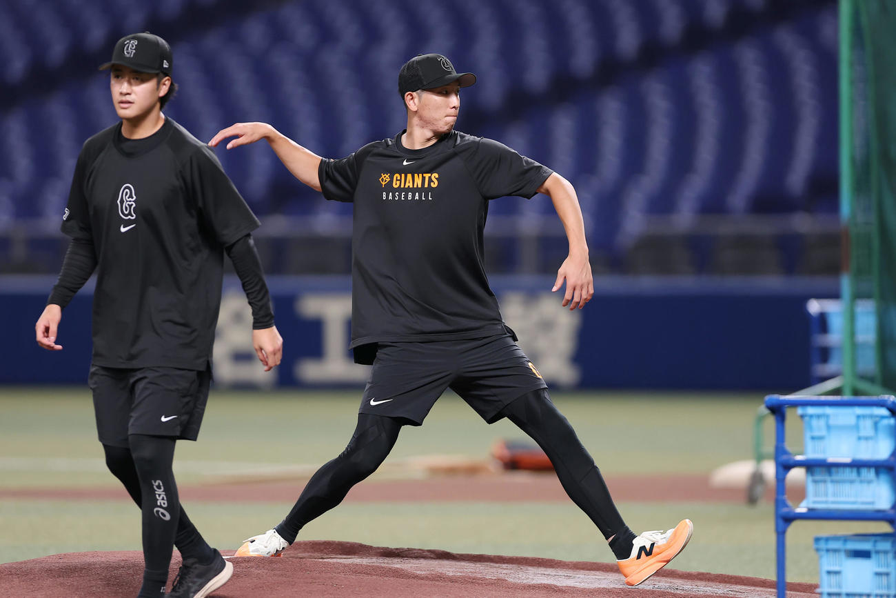 中日対巨人　バンテリンドームナゴヤのマウンドを確認する巨人戸郷。左は西舘（撮影・前田充）