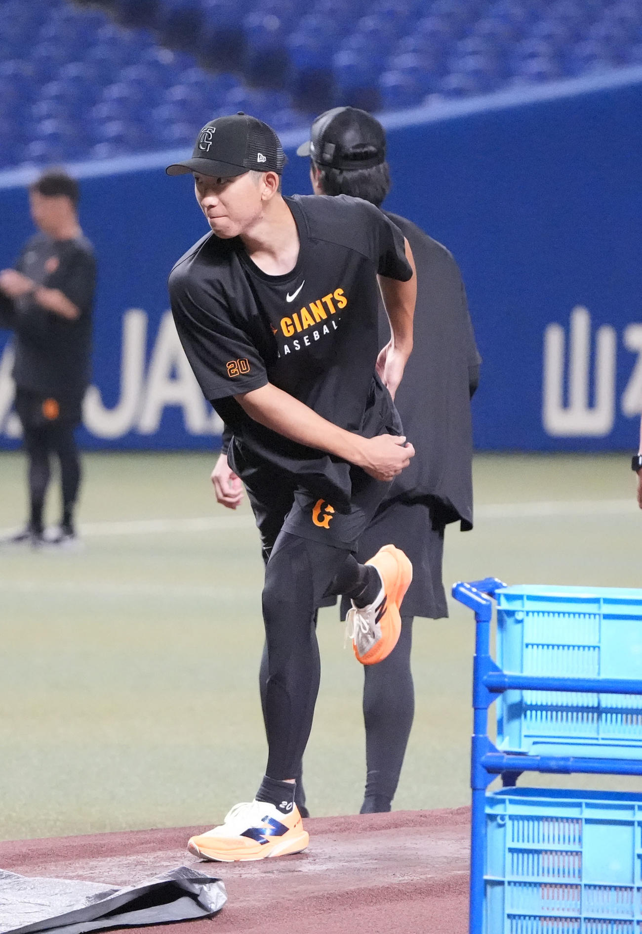 中日対巨人　マウンドの感触を確かめる戸郷（撮影・森本幸一）