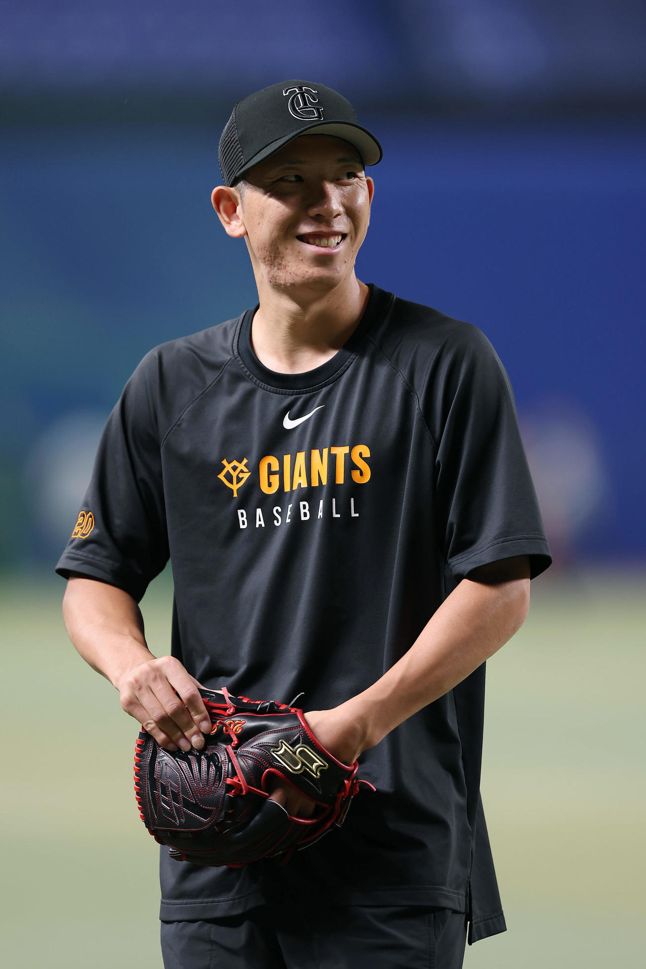 中日対巨人　練習中、笑顔を見せる巨人戸郷（撮影・前田充）