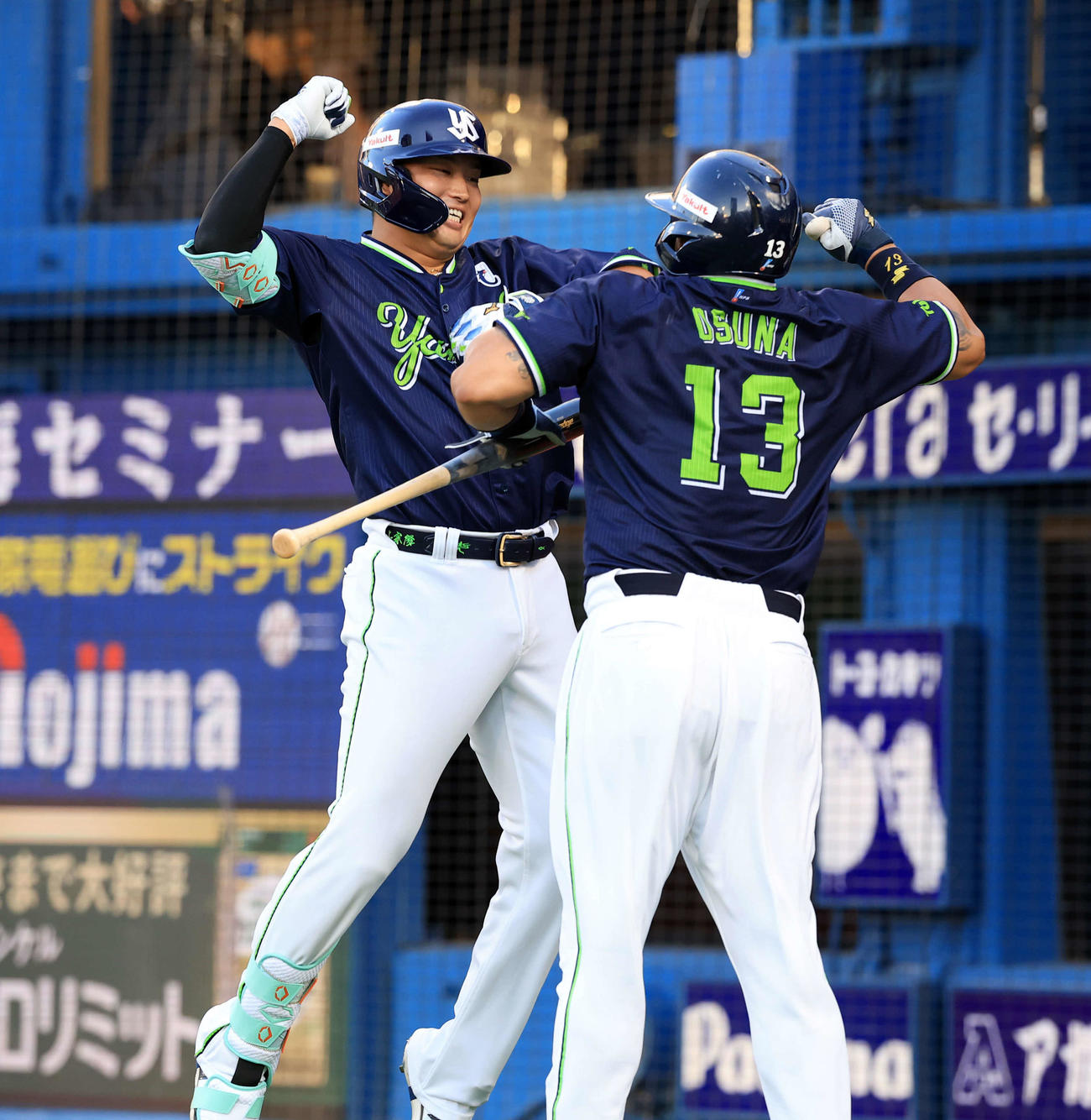 DeNA対ヤクルト　2回表ヤクルト無死、左越えソロ本塁打を放った村上（左）はオスナとジャンピングタッチ（撮影・浅見桂子）