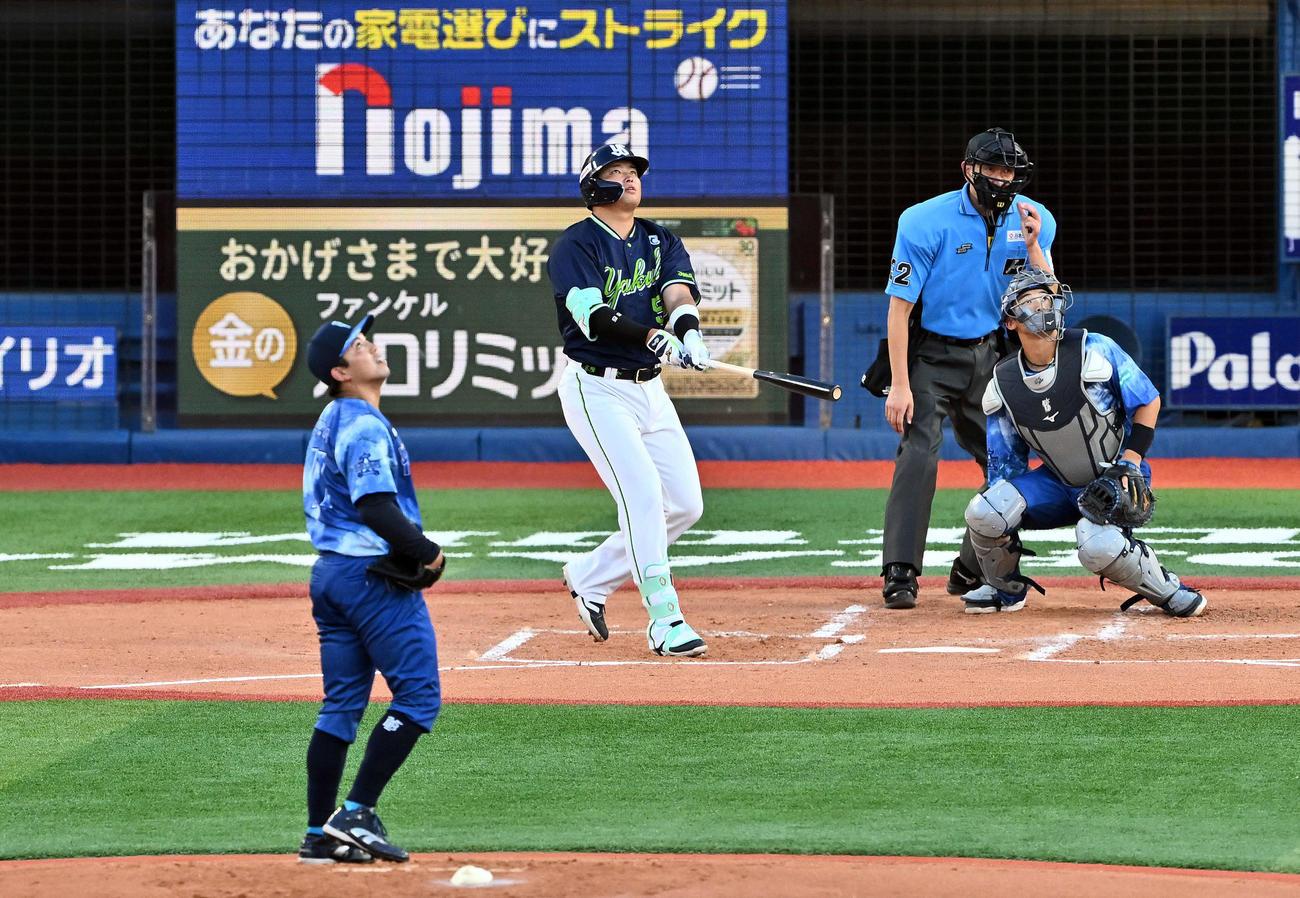 DeNA対ヤクルト　2回表ヤクルト無死、村上は左越え先制ソロ本塁打を放つ。投手東（撮影・滝沢徹郎）　
