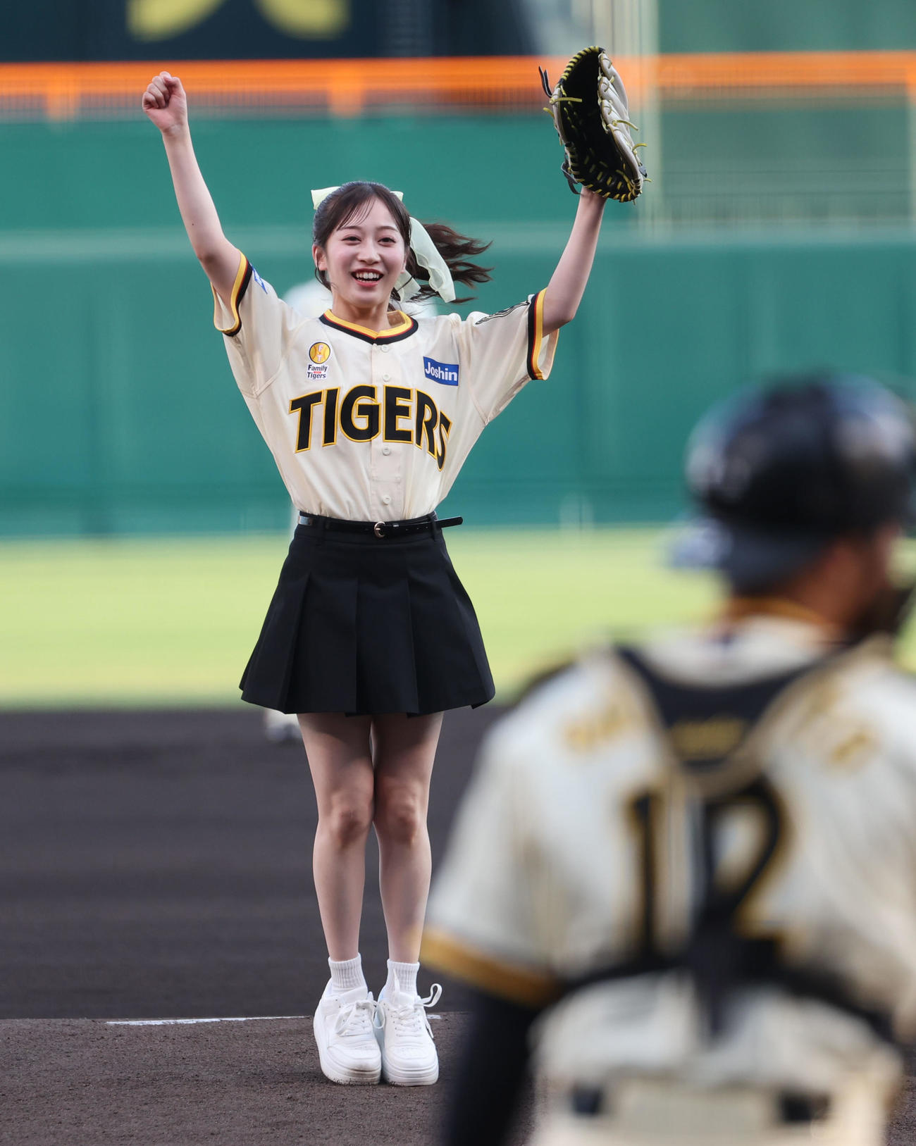 阪神対広島　始球式に登板したNMB川上千尋はノーバン投球にバンザイ（撮影・西尾就之）