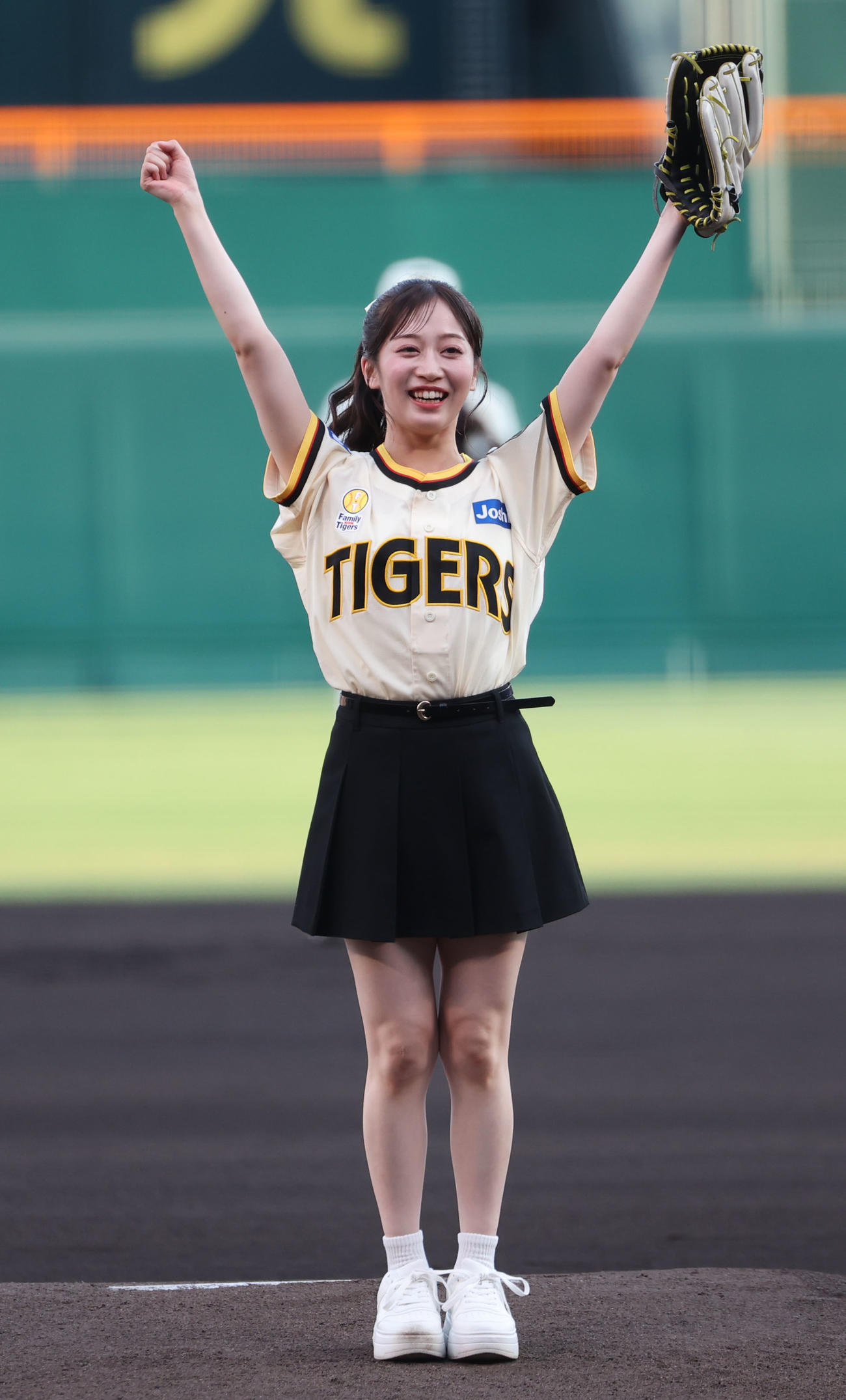 阪神対広島　始球式に登板したNMB川上千尋はノーバン投球にバンザイ（撮影・西尾就之）