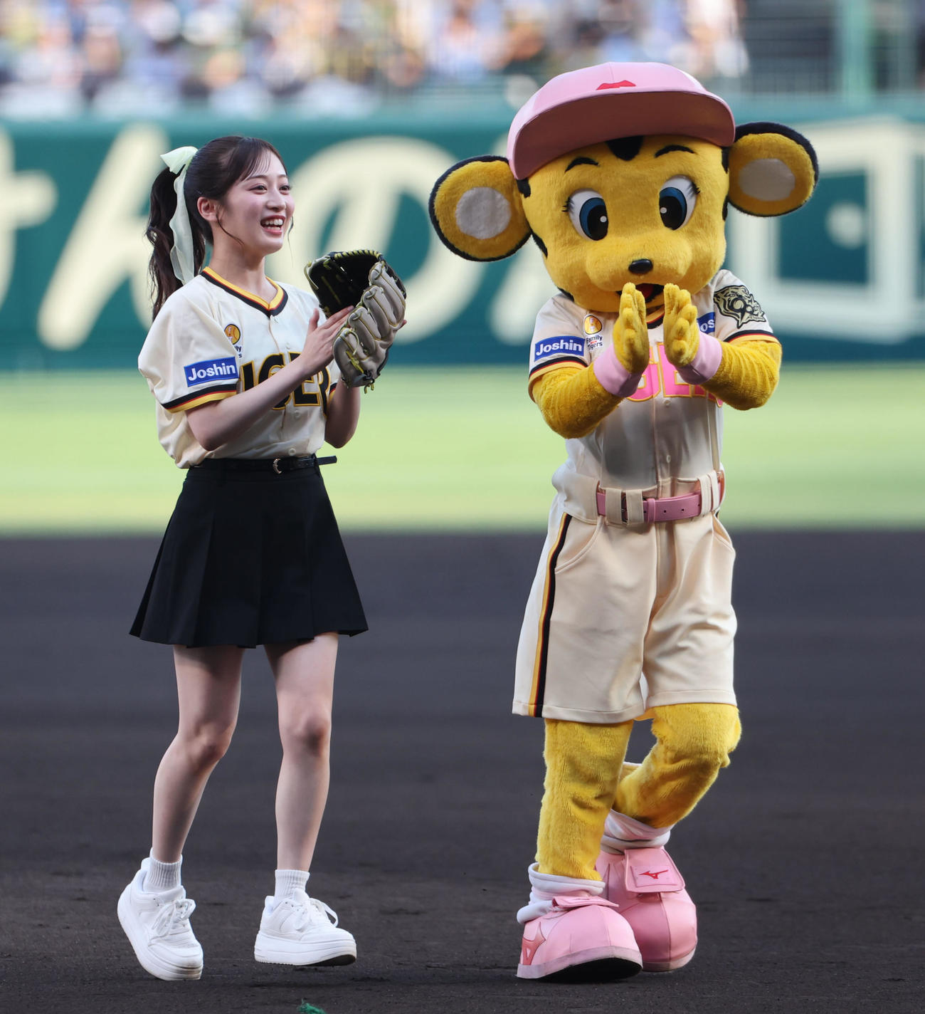 阪神対広島　始球式に登板したNMB川上千尋はラッキーとともに引き揚げる（撮影・西尾就之）