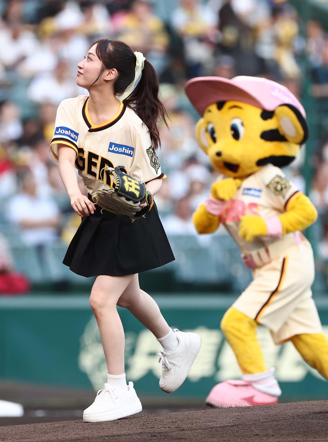 阪神対広島　始球式を務めるNMB48川上千尋（撮影・上田博志）