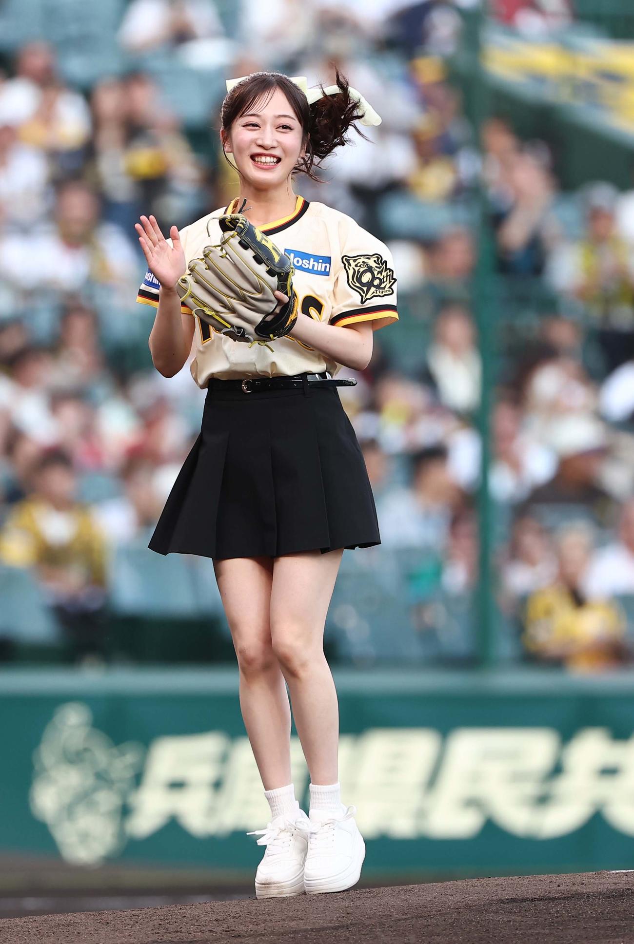 阪神対広島　始球式を務めたNMB48川上千尋は笑顔を見せる（撮影・上田博志）