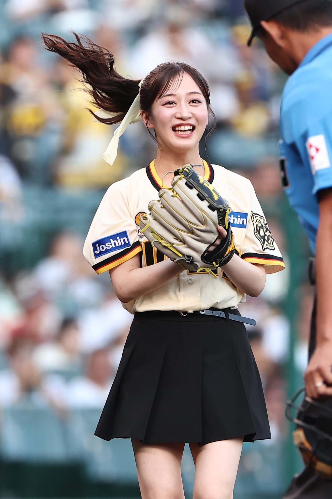 阪神対広島　始球式を務めたNMB48川上千尋は笑顔を見せる（撮影・上田博志）