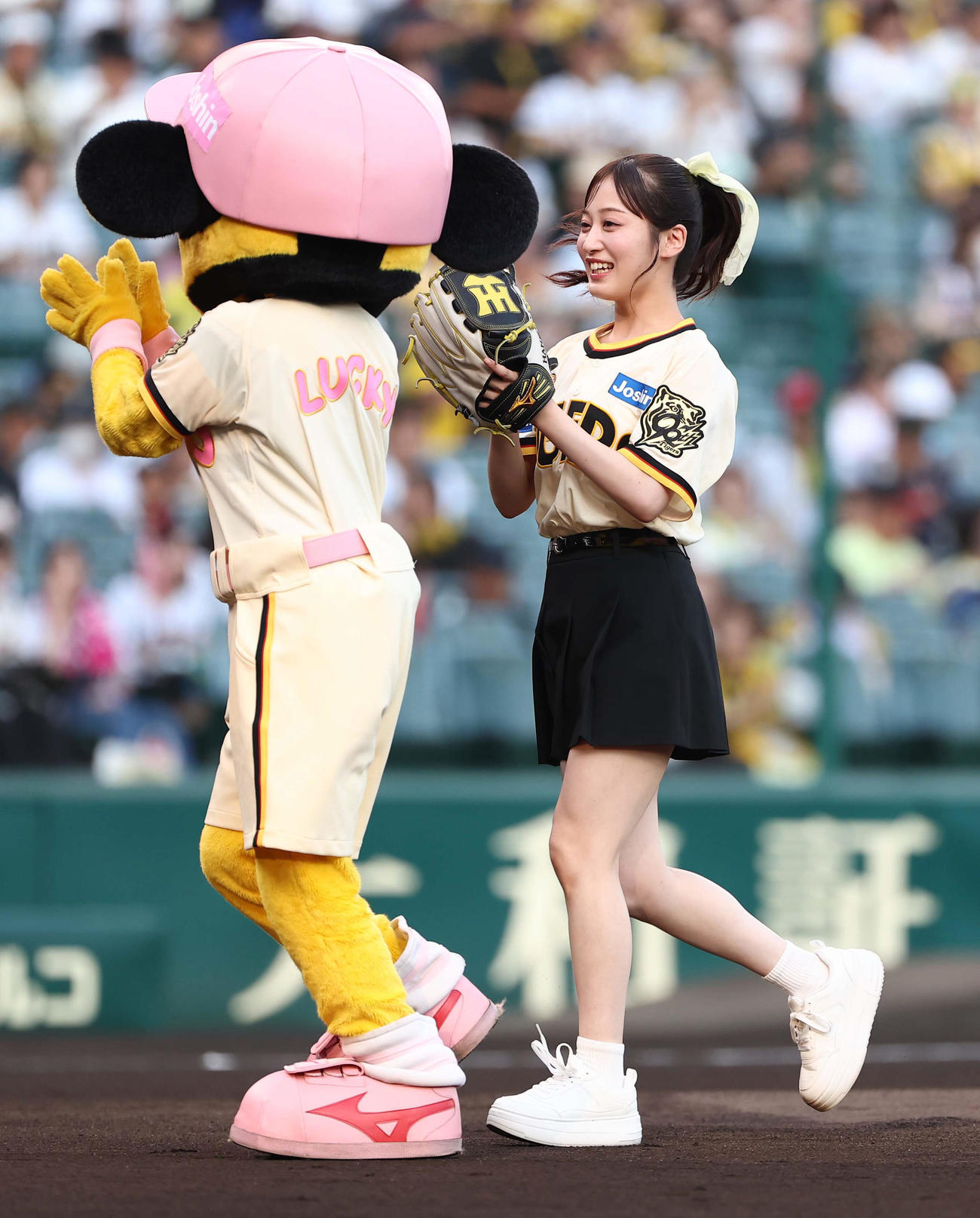 阪神対広島　始球式を務めたNMB48川上千尋は笑顔を見せる（撮影・上田博志）