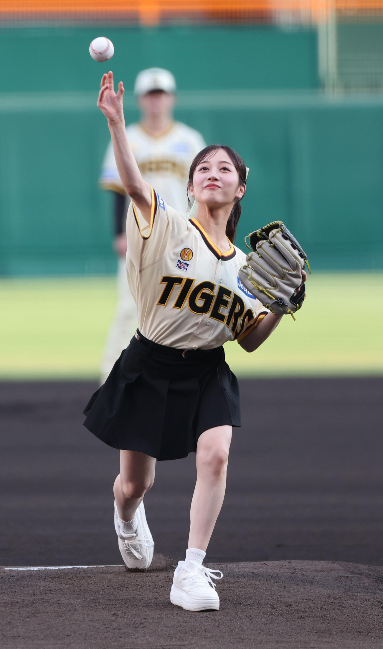 阪神対広島　始球式に登板したNMB川上千尋（撮影・西尾就之）
