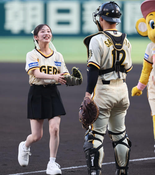 阪神】NMB48川上千尋ノーバン始球式！背番号9ユニ着用した理由は