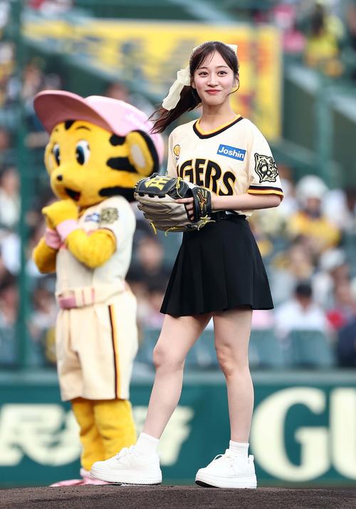 阪神】NMB48川上千尋ノーバン始球式！背番号9ユニ着用した理由は