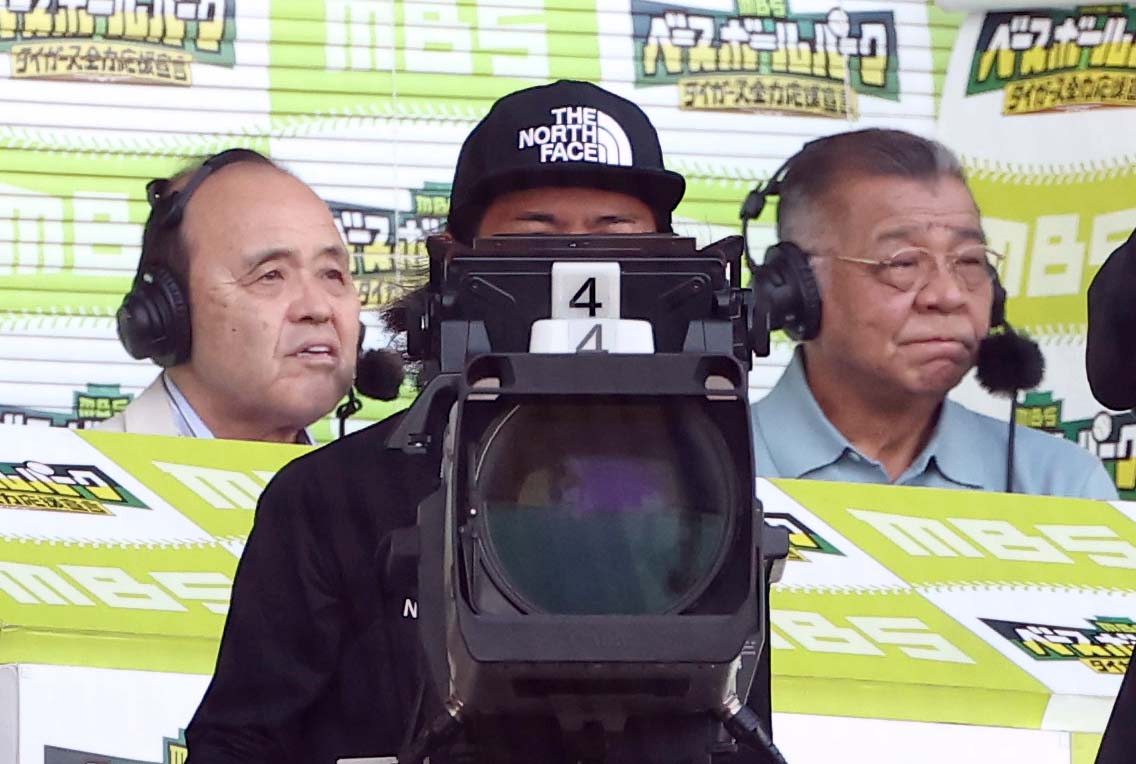 阪神対広島　テレビ解説をする岡田氏（左）と掛布氏（撮影・上田博志）