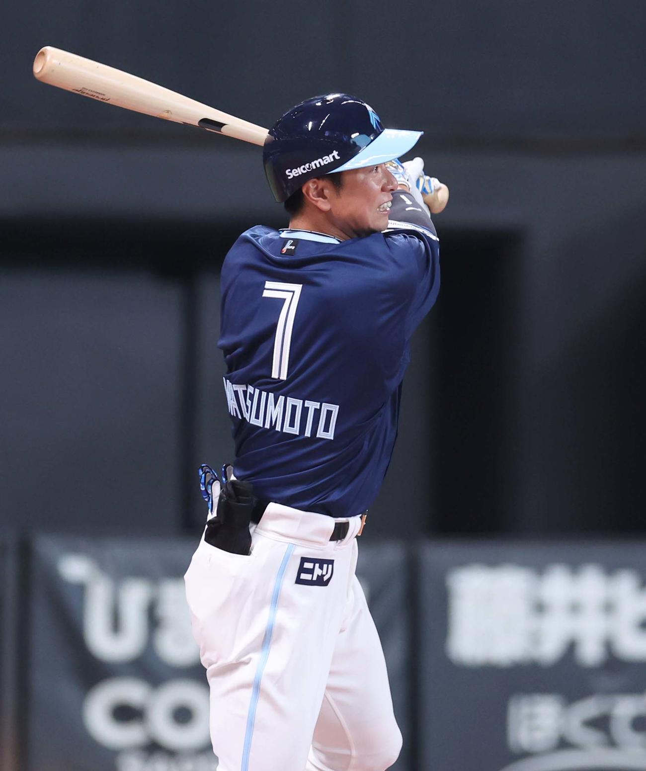 日本ハム対ソフトバンク　1回裏日本ハム1死、左前打を放つ松本剛（撮影・黒川智章）