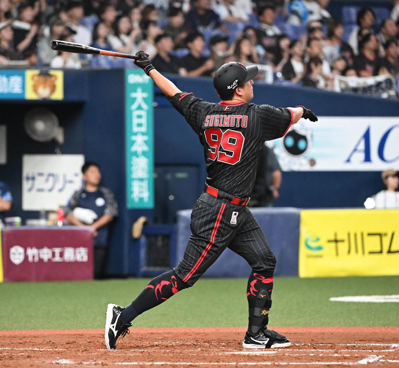 オリックス対西武　3回裏オリックス2死一塁、左越え本塁打を放つ杉本（撮影・和賀正仁）