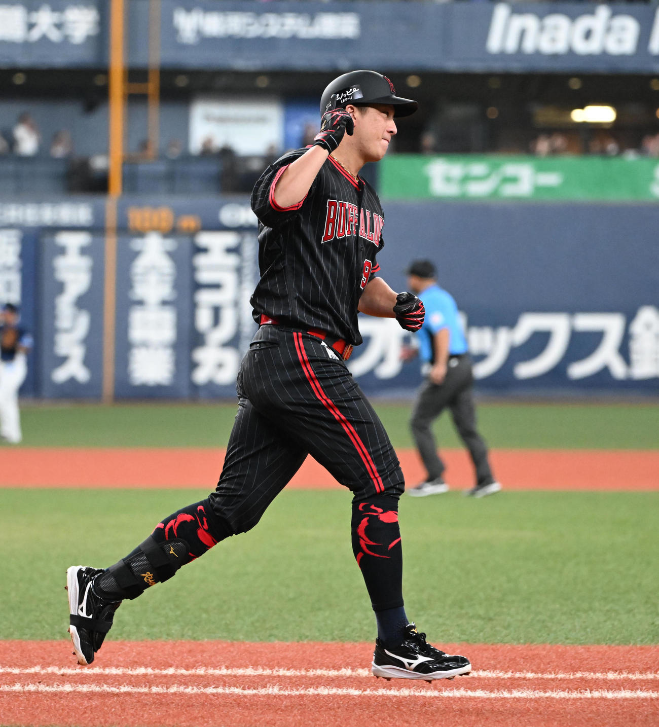 オリックス対西武　3回裏オリックス2死一塁、左越え本塁打を放った杉本はガッツポーズ（撮影・和賀正仁）