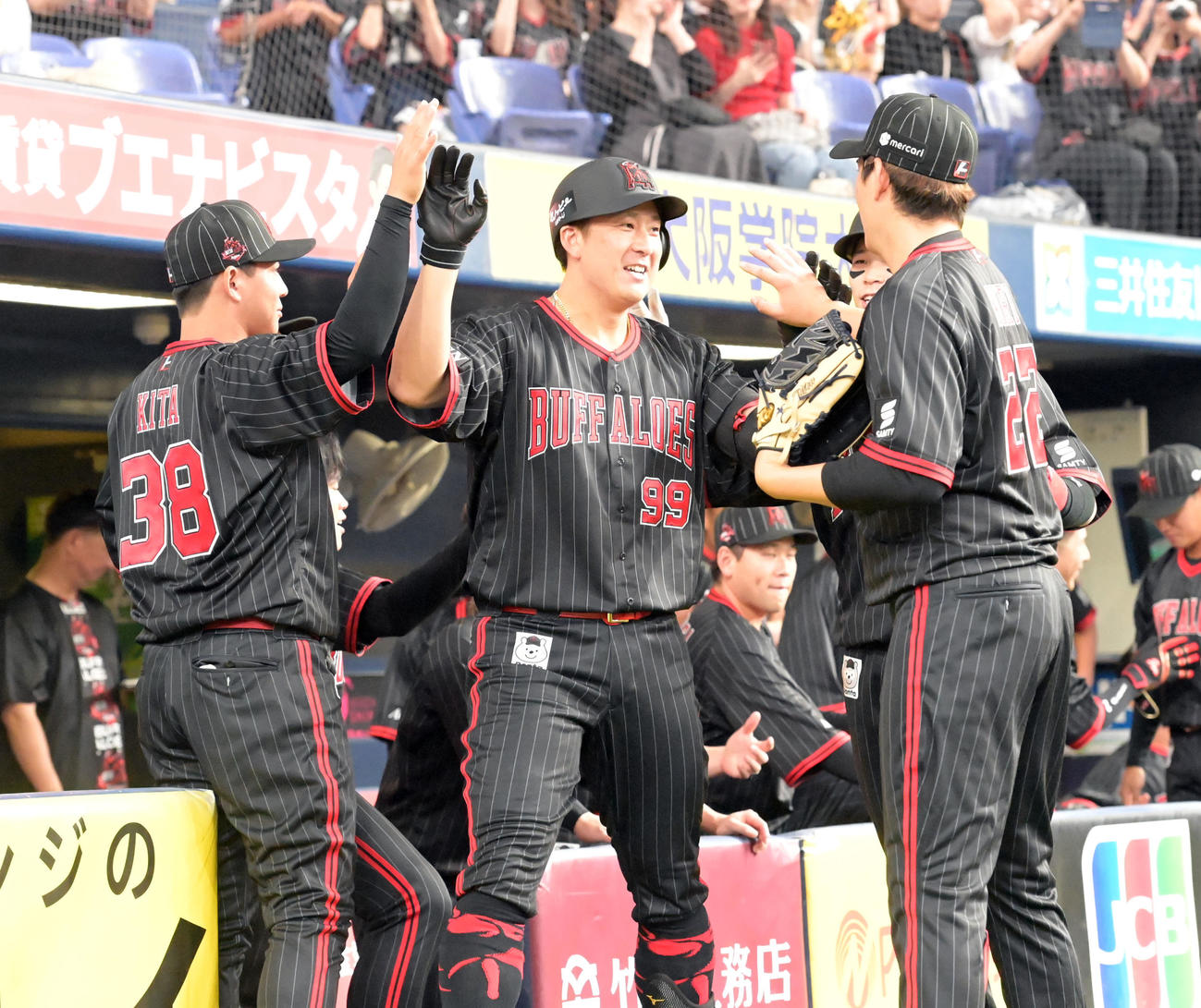 オリックス対西武　3回裏オリックス2死一塁、左越え本塁打を放った杉本はナインとハイタッチ（撮影・和賀正仁）