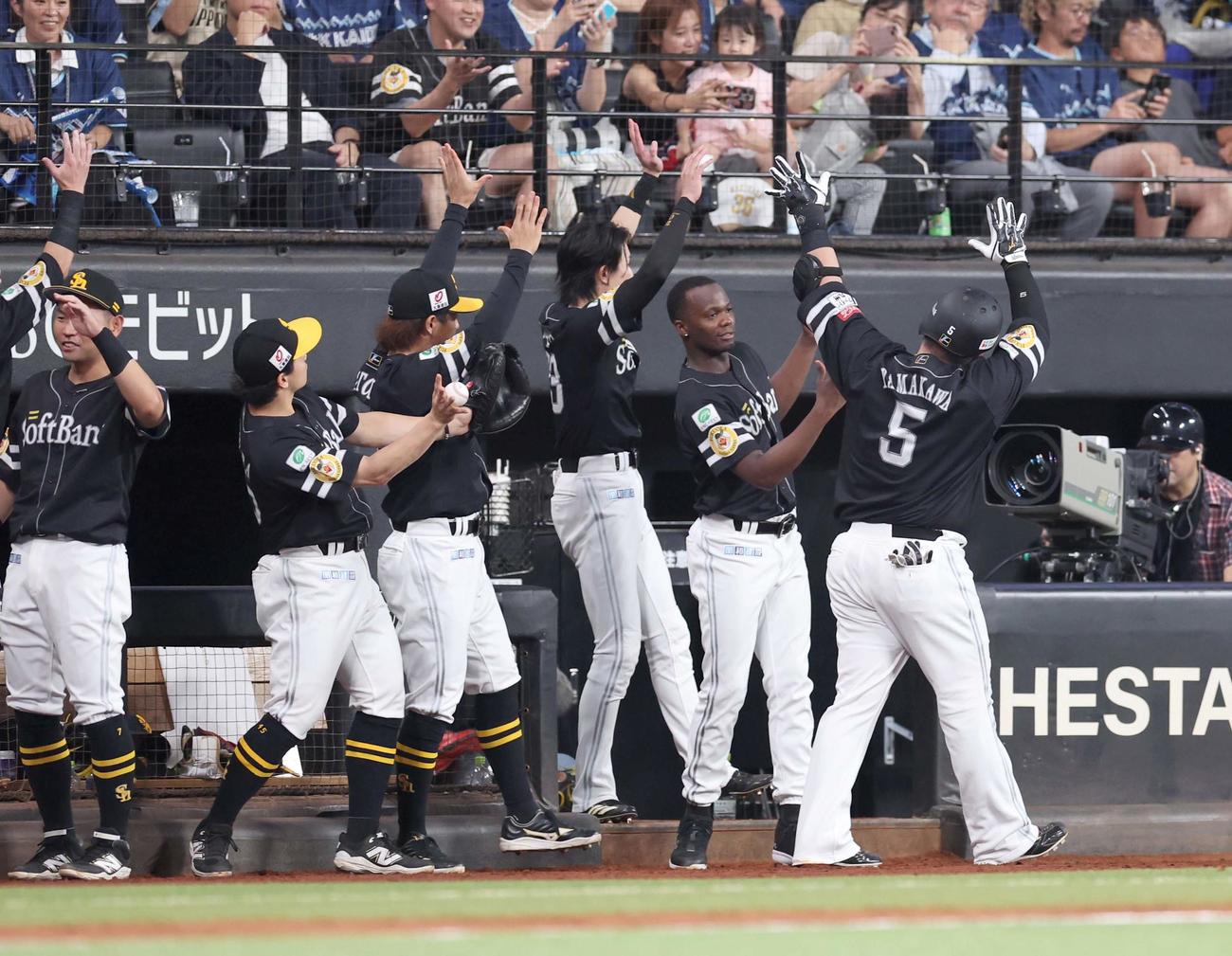 日本ハム対ソフトバンク　4回表、3点本塁打を放ち「どすこいポーズ」の山川（撮影・黒川智章）