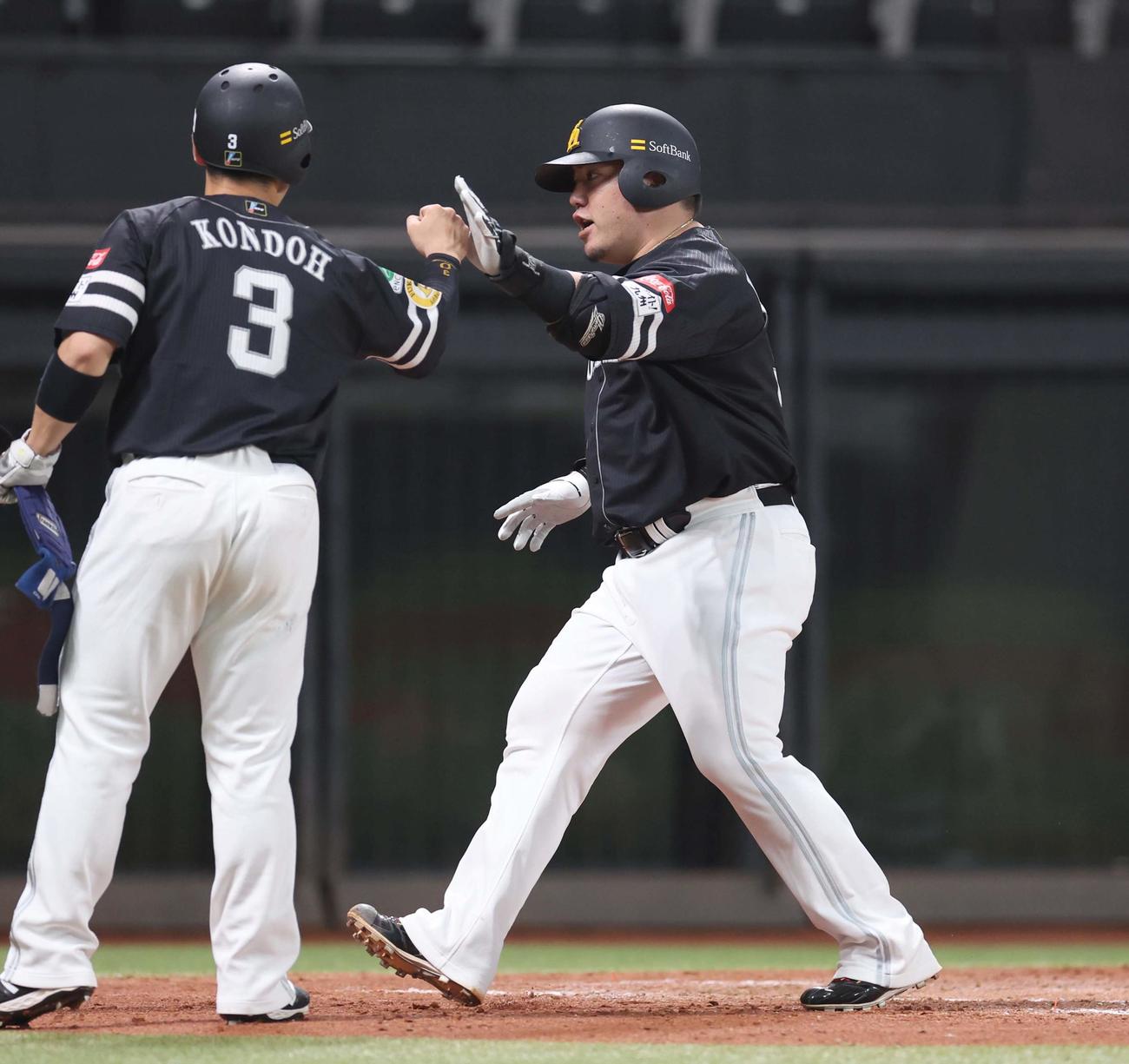 日本ハム対ソフトバンク　4回表ソフトバンク1死一、二塁、左越え3点本塁打を放ち生還する山川（撮影・黒川智章）