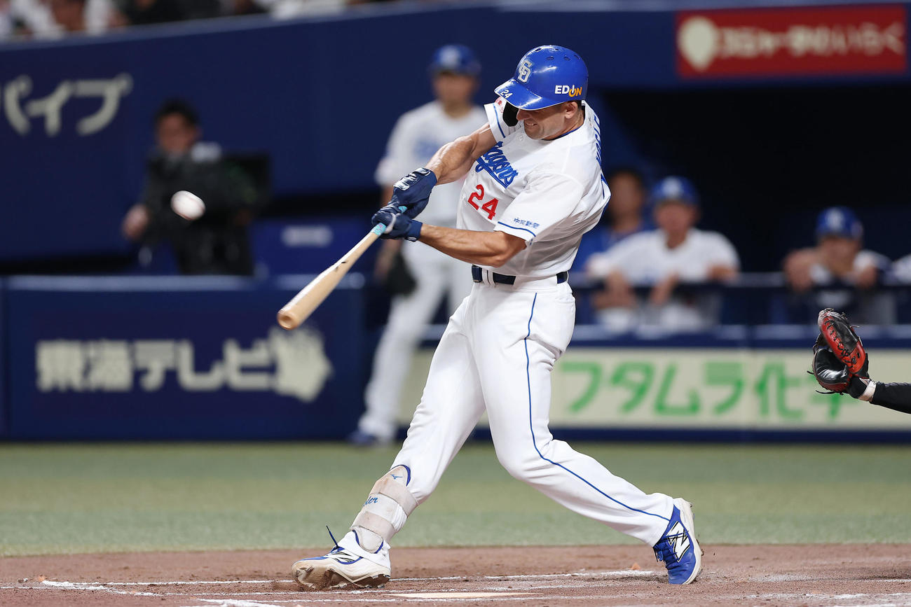 中日対巨人　4回裏中日1死一、二塁、右越えに逆転3点本塁打を放つボスラー（撮影・前田充）