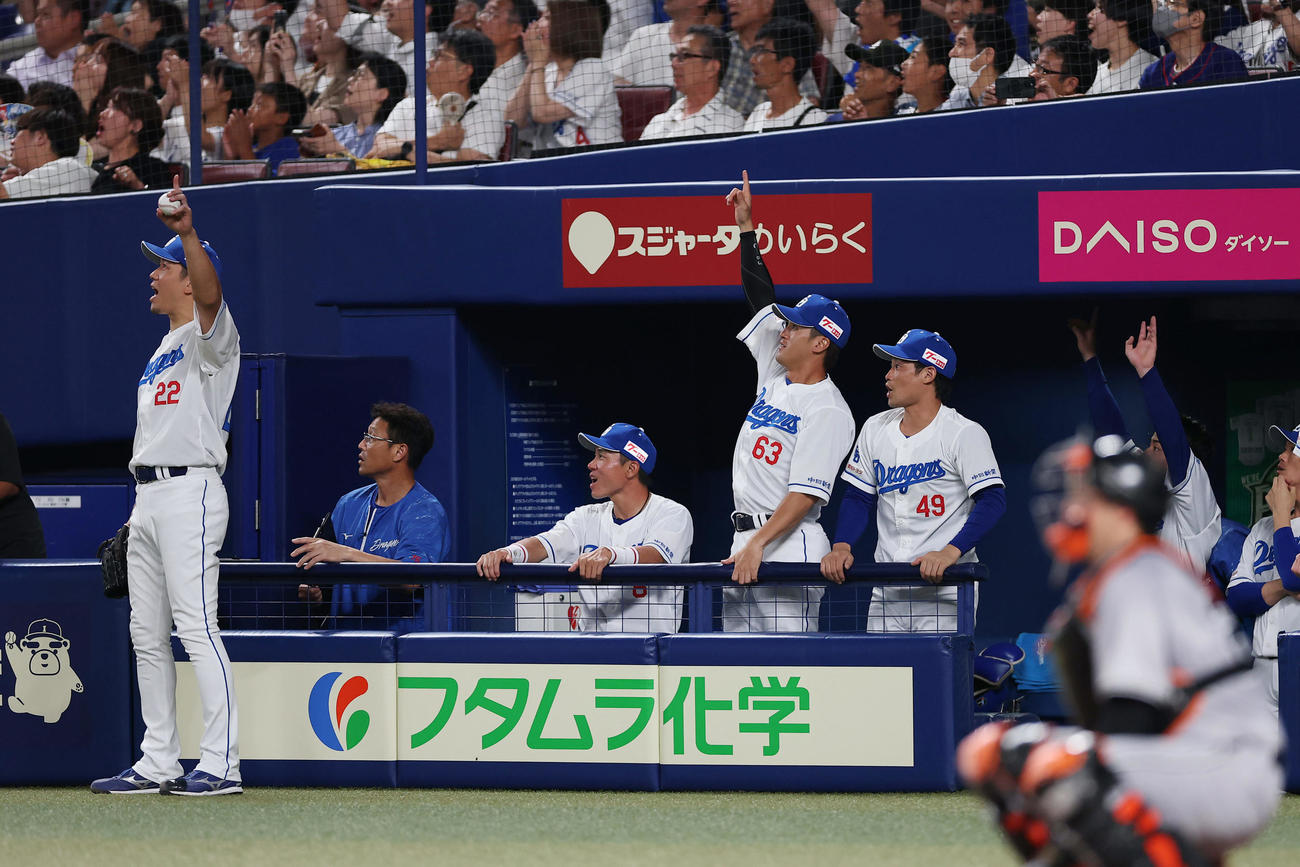 中日対巨人　4回裏中日1死一、二塁、ボスラーが逆転3点本塁打を放ち、喜ぶ大野（左端）ら中日の選手たち（撮影・前田充）