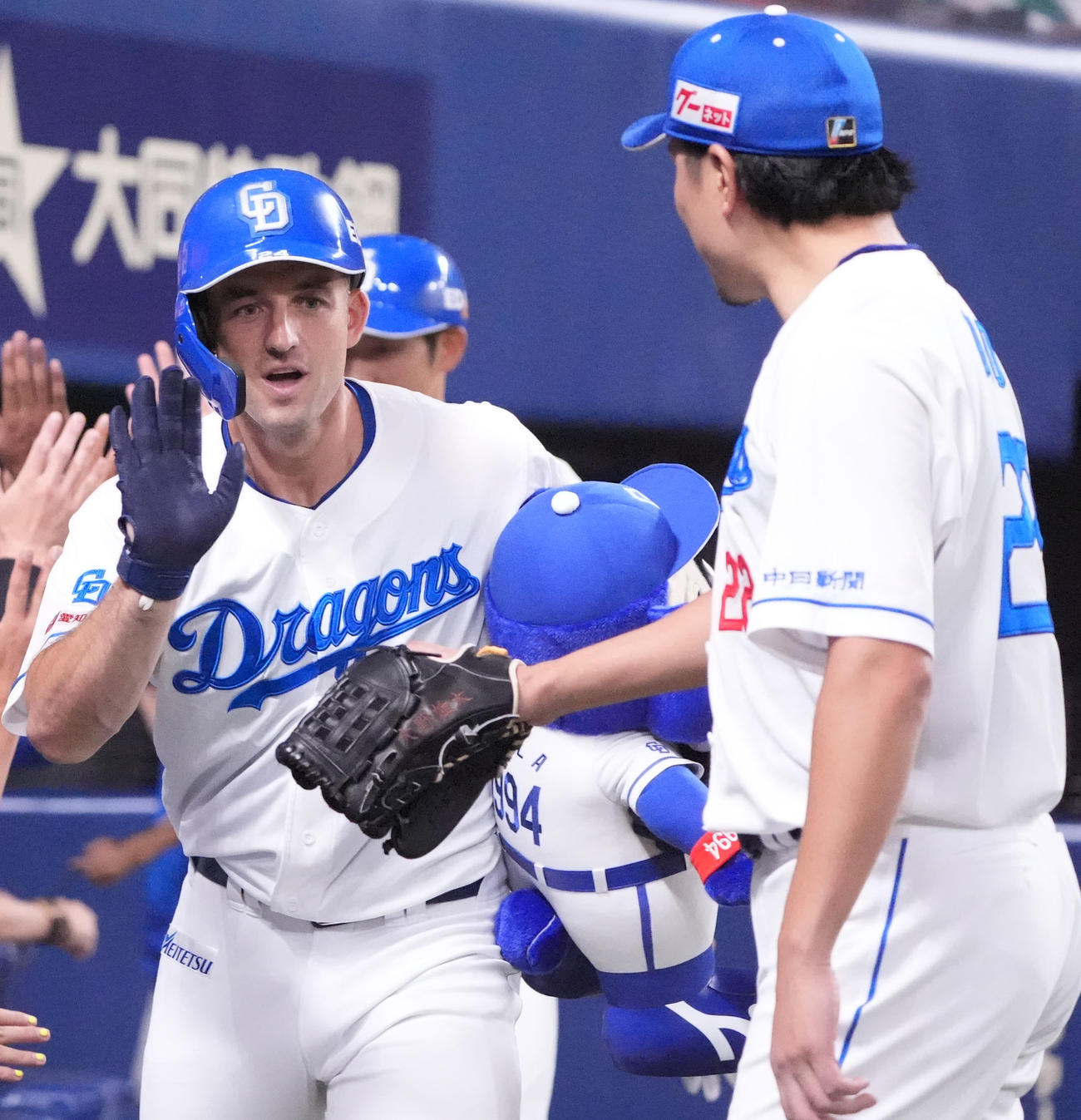 中日対巨人　4回裏中日1死一、二塁、ボスラー（左）は右越え3点本塁打を放ち大野とタッチを交わす（撮影・森本幸一）
