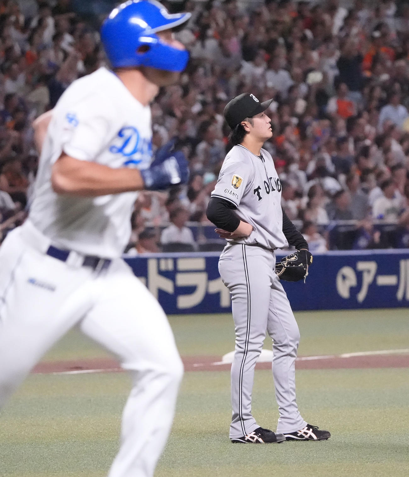 中日対巨人　4回裏中日1死一、二塁、西舘（右）はボスラーに右越え3点本塁打を打たれる（撮影・森本幸一）