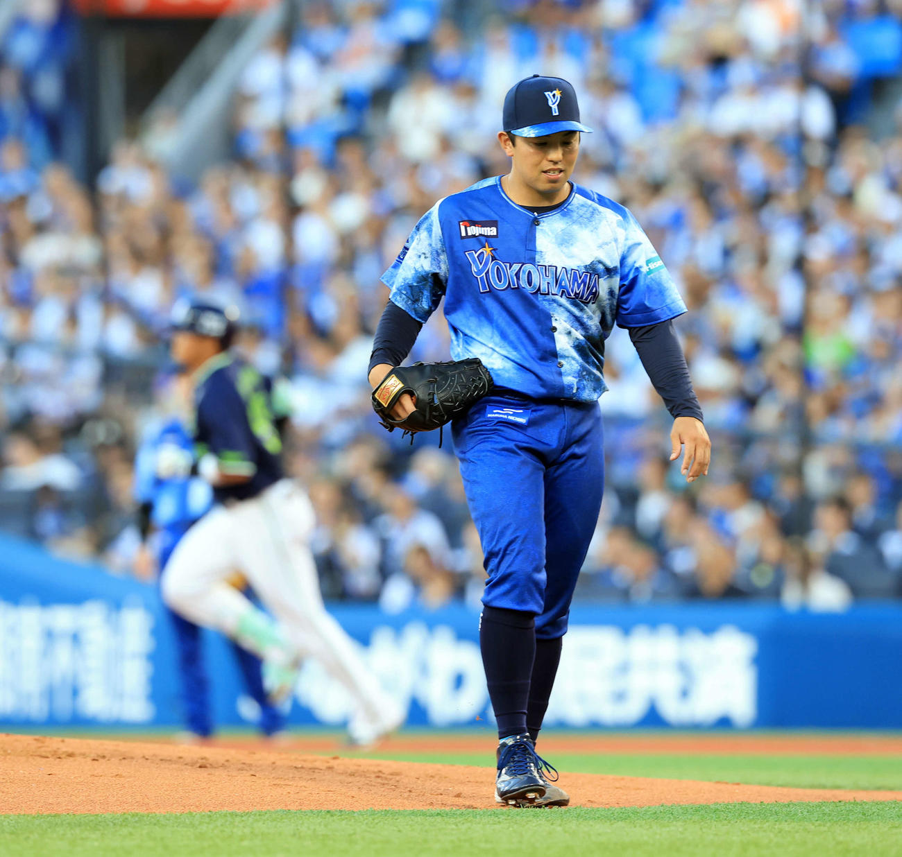 DeNA対ヤクルト　2回表ヤクルト無死、村上（奥）にソロ本塁打を浴びうつむく東（撮影・浅見桂子）