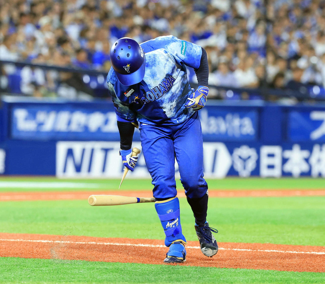 DeNA対ヤクルト　5回裏DeNA無死一塁、スリーバント失敗でバットをたたき付けて折り悔しがる東（撮影・浅見桂子）