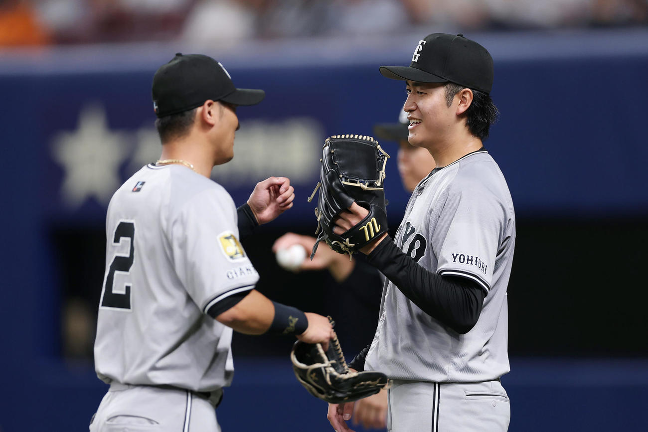 中日対巨人　2回裏を投げ終え、吉川（左）とタッチを交わす巨人西舘（撮影・前田充）
