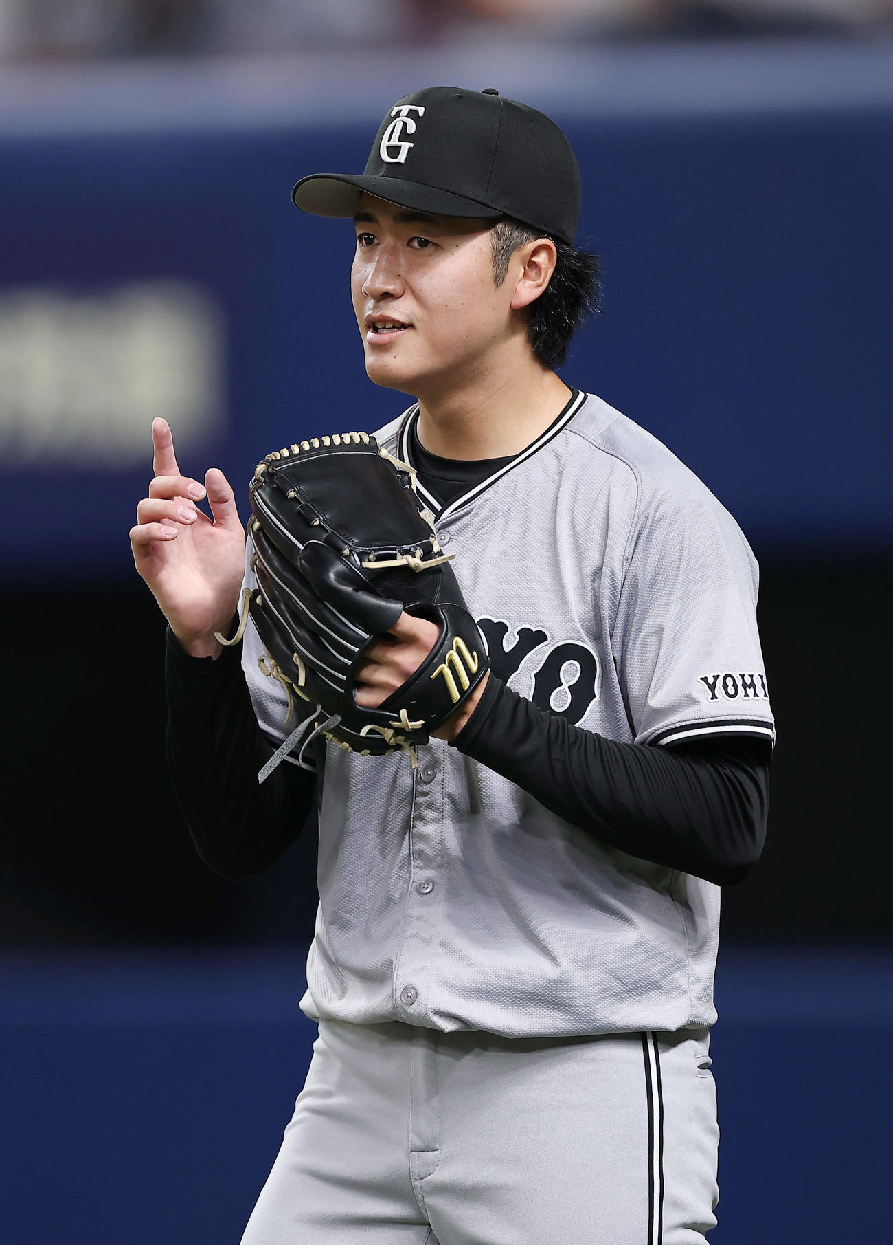 中日対巨人　2回裏を投げ終え、ベンチ前でナインを迎える巨人西舘（撮影・前田充）