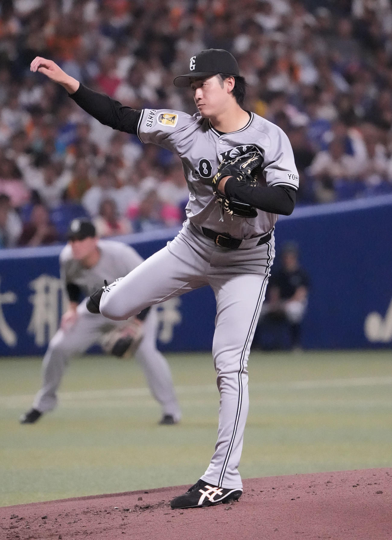 中日対巨人　1回裏、登板する巨人先発の西舘（撮影・森本幸一）