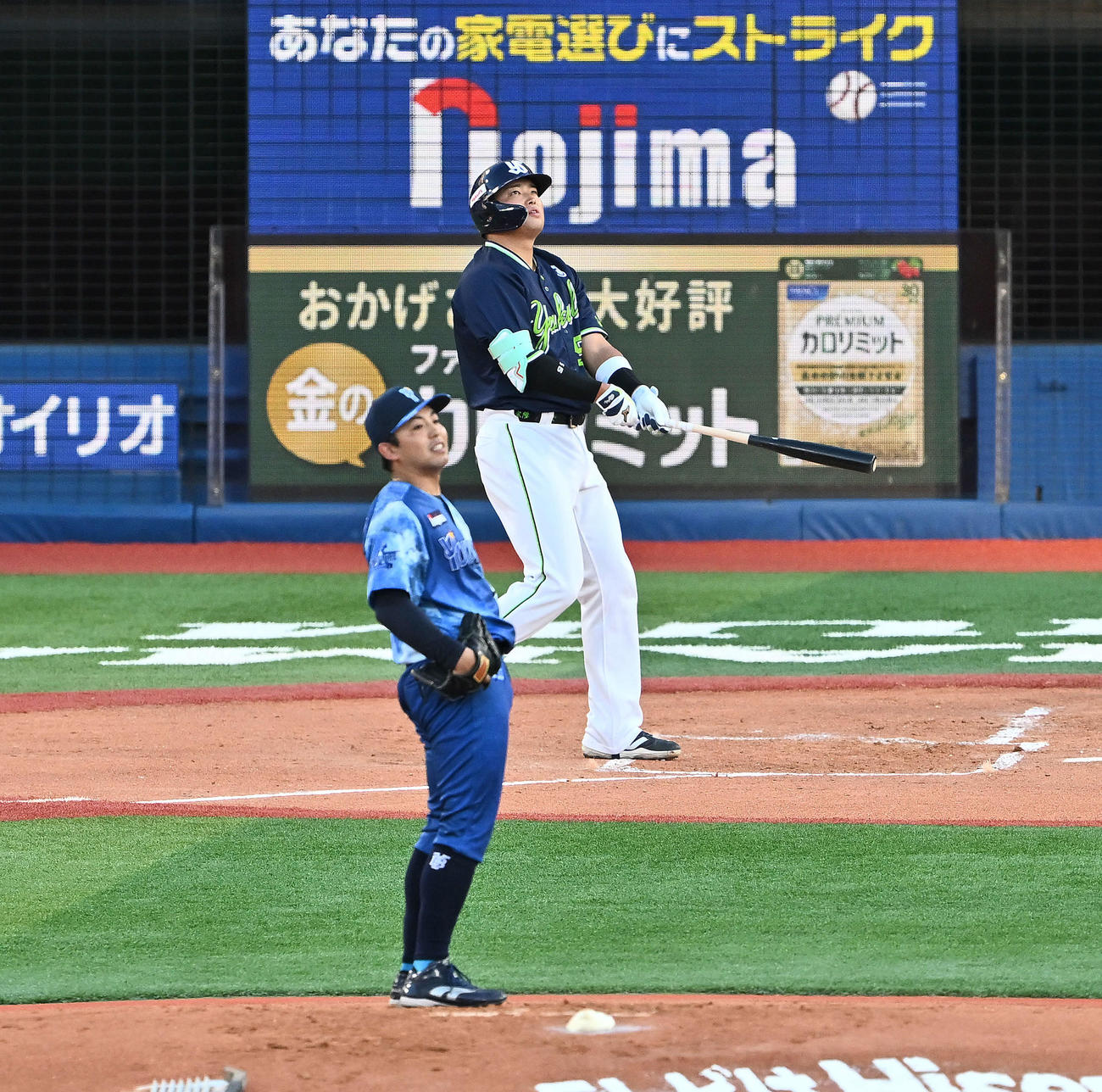 DeNA対ヤクルト　2回表ヤクルト無死、村上は左越え先制ソロ本塁打を放つ。投手東（撮影・滝沢徹郎）　