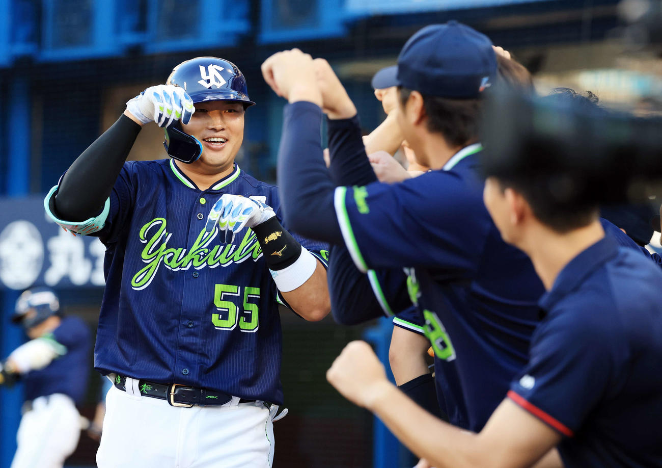 DeNA対ヤクルト　2回表ヤクルト無死、左越えソロ本塁打を放った村上（左）はナインとポーズでハイタッチ（撮影・浅見桂子）