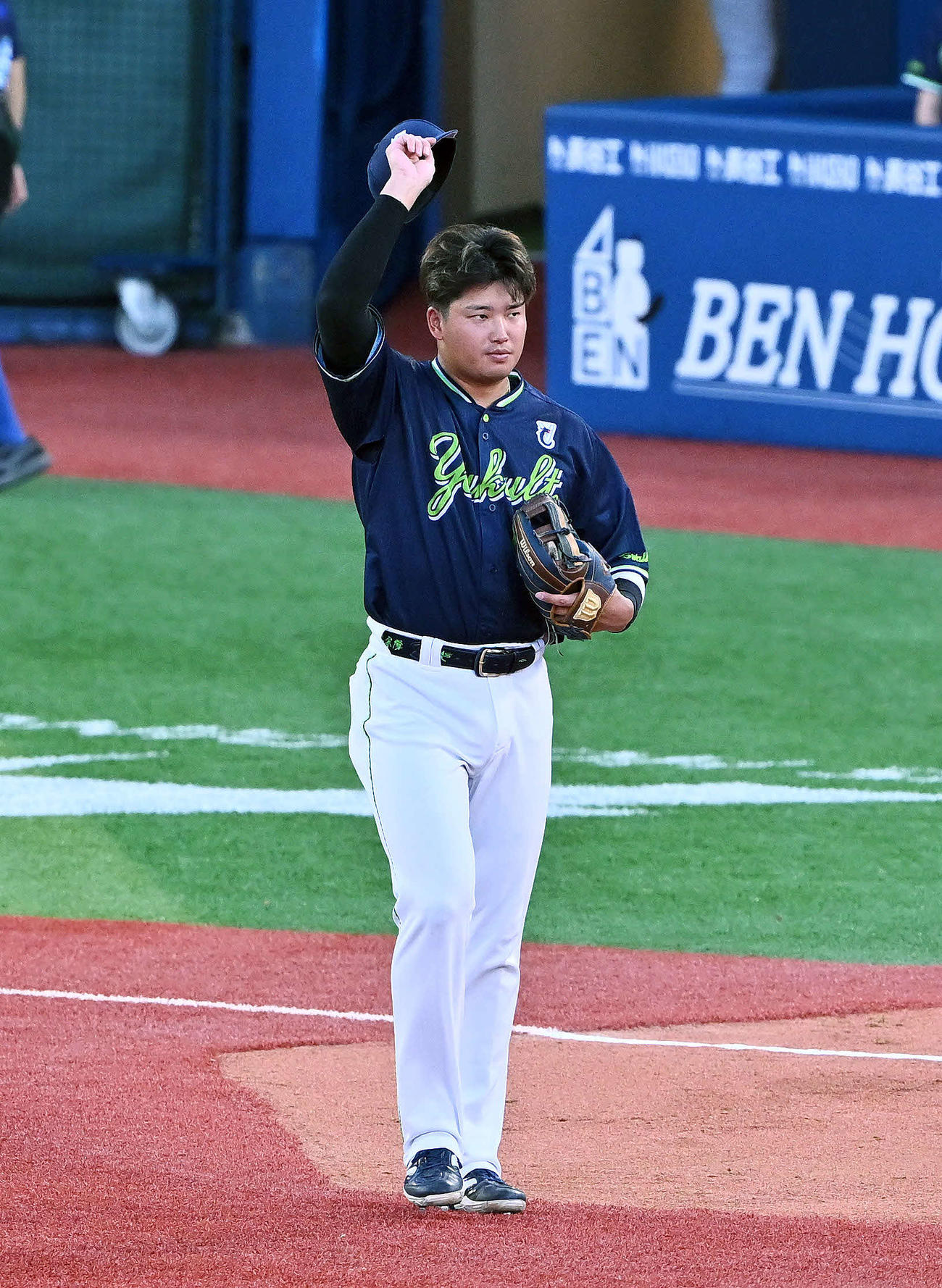 DeNA対ヤクルト　2回表に先制ソロ本塁打を放ったヤクルト村上はファンの祝福に応じる（撮影・滝沢徹郎）　