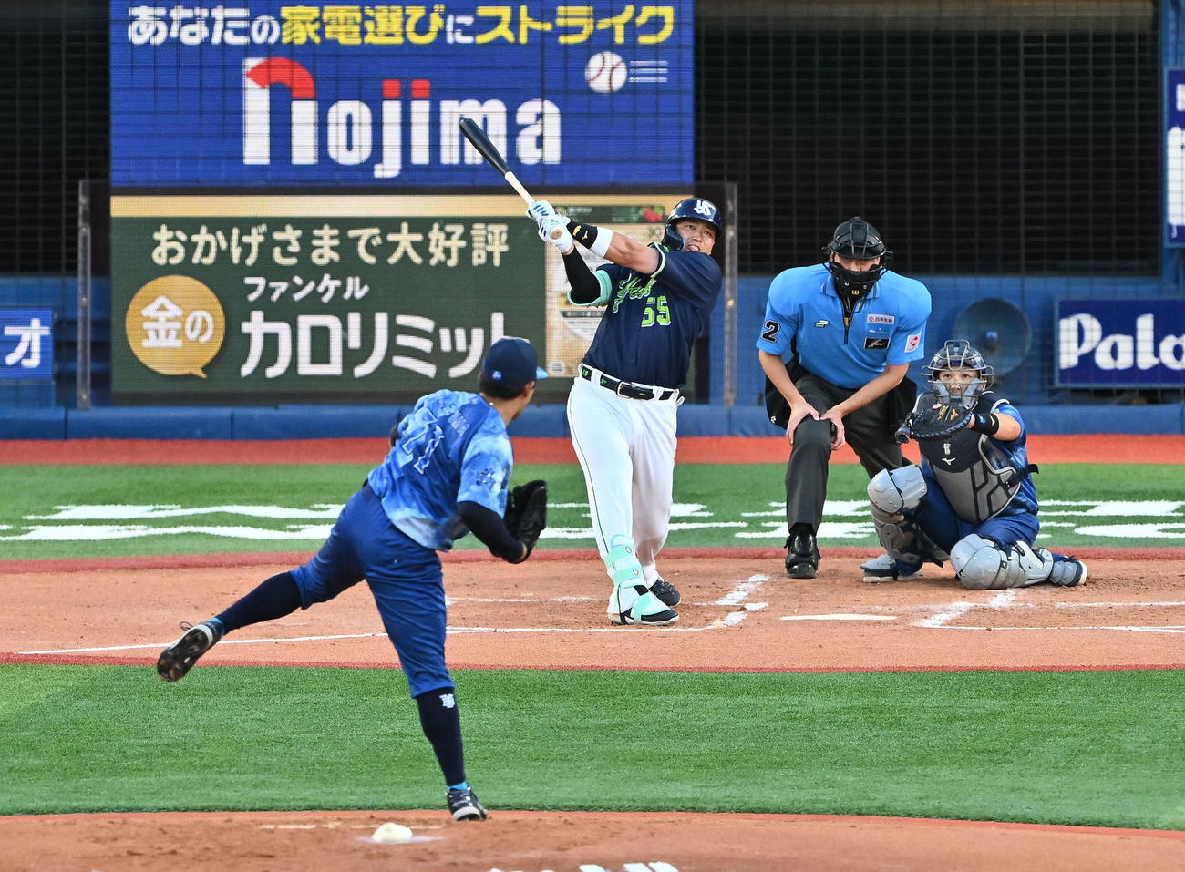 DeNA対ヤクルト　2回表ヤクルト無死、村上は左越え先制ソロ本塁打を放つ。投手東（撮影・滝沢徹郎）　