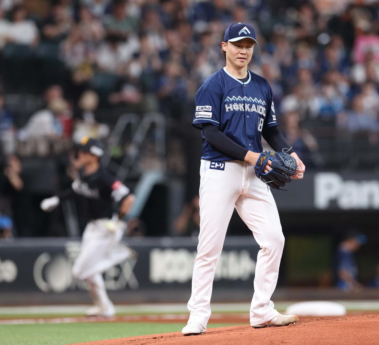 日本ハム対ソフトバンク　1回表ソフトバンク無死、周東に本塁打を浴びる山崎（撮影・黒川智章）