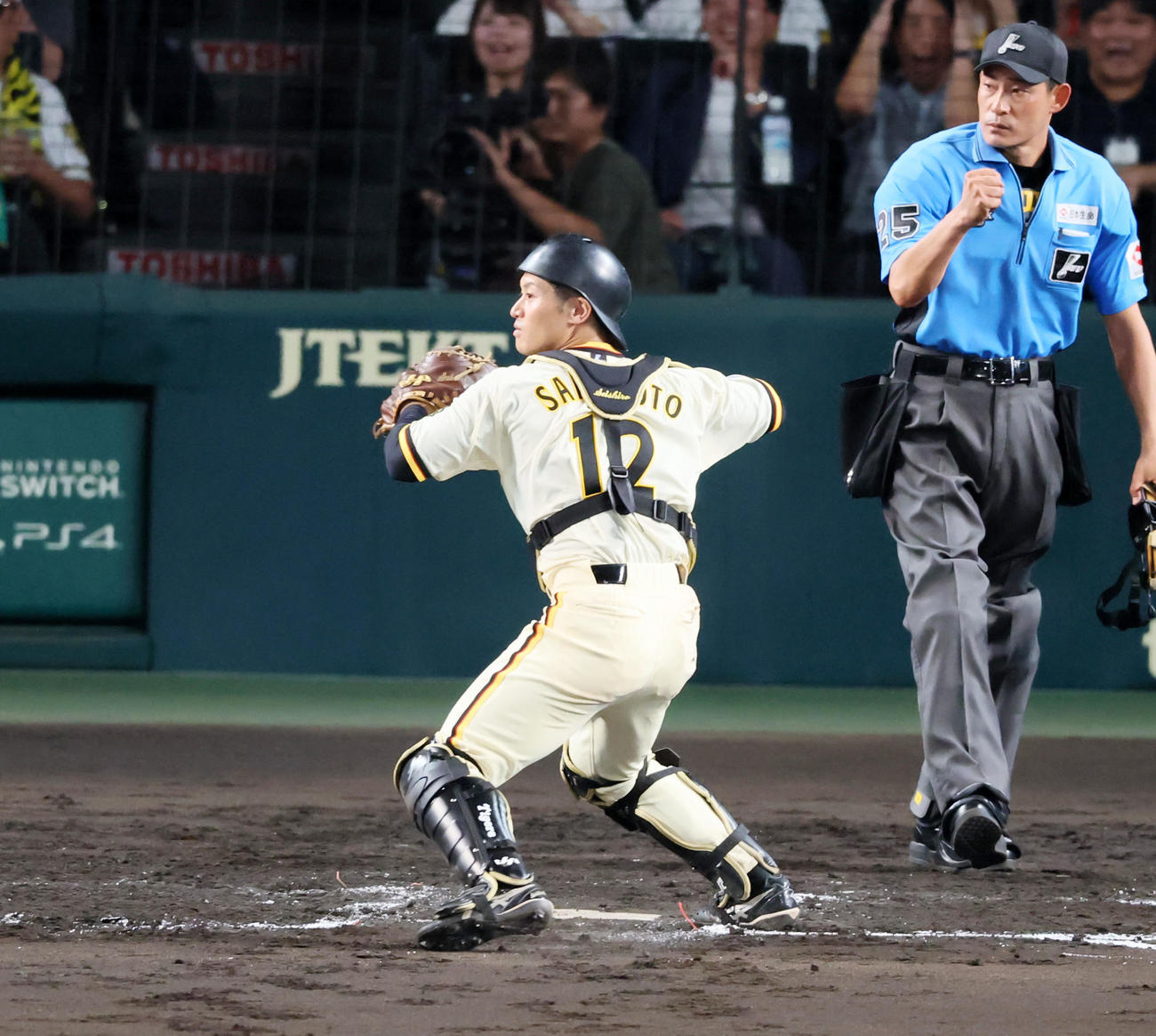 阪神対広島　7回表広島無死満塁、坂本は大竹から受けた代打野間の打球を一塁へ転送（撮影・加藤哉）