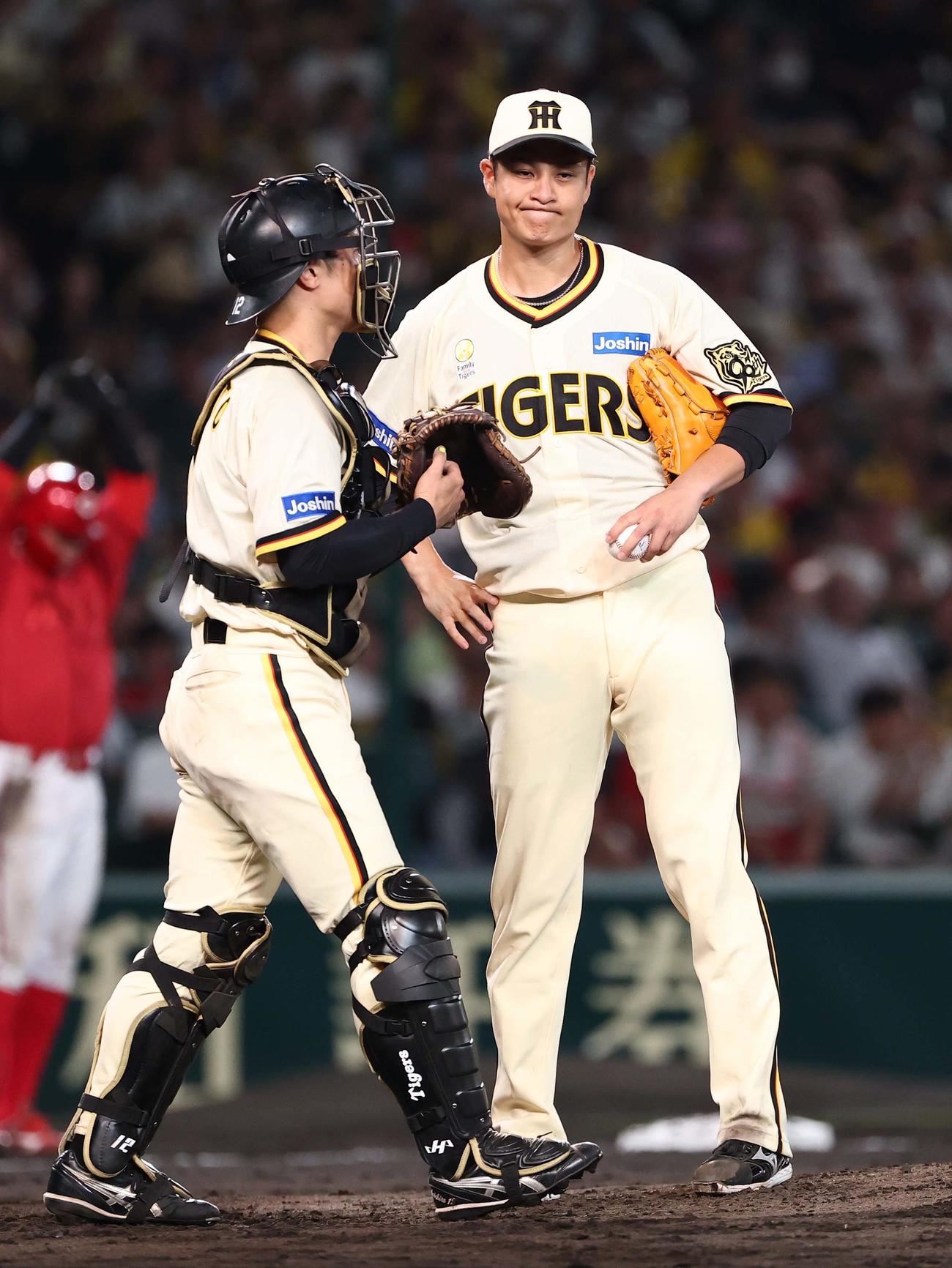 阪神対広島　6回、マウンドの大竹（右）と話をする坂本（撮影・上田博志）