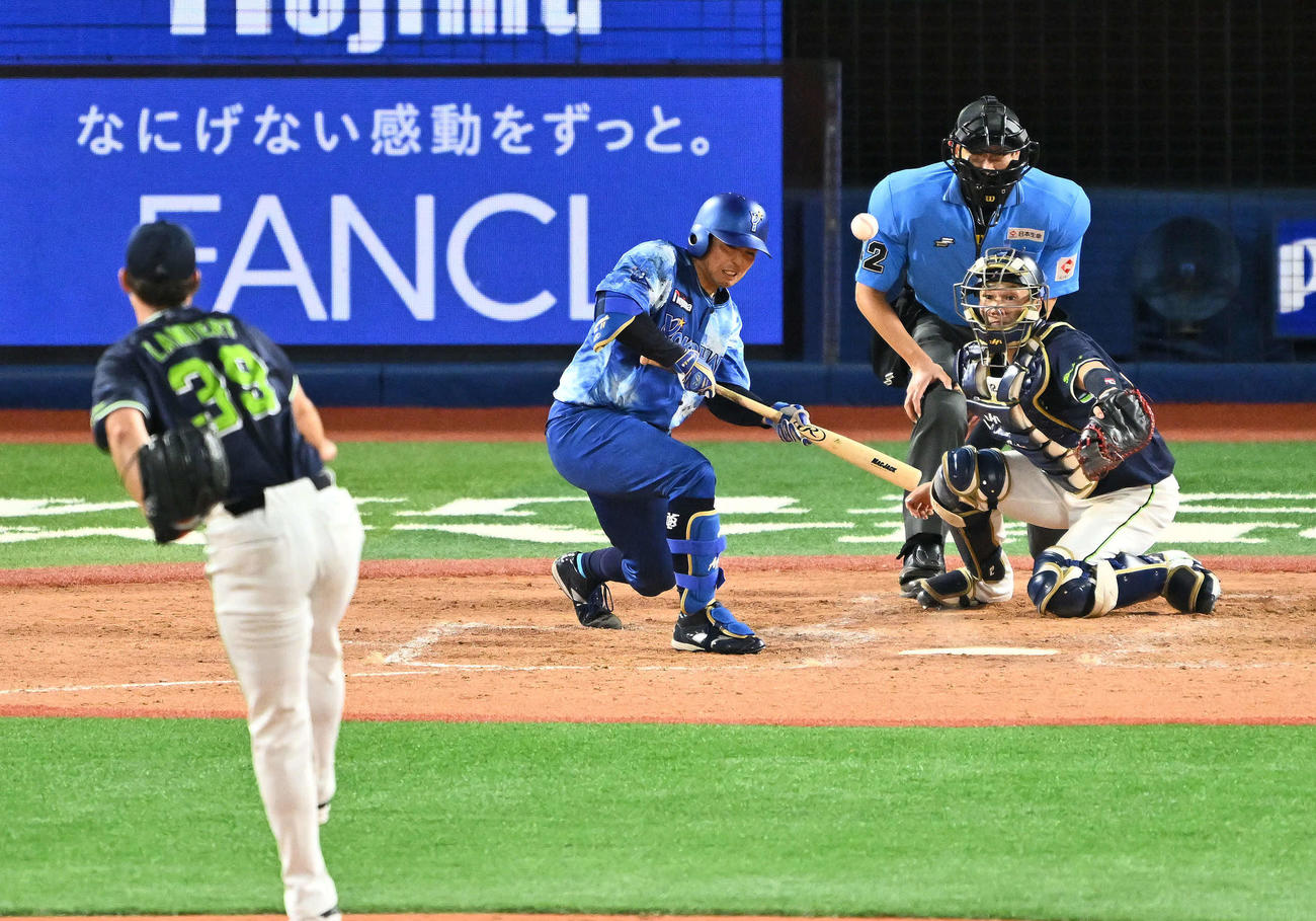 DeNA対ヤクルト　5回裏DeNA無死一塁、スリーバント失敗となる東。投手ランバート（撮影・滝沢徹郎）　